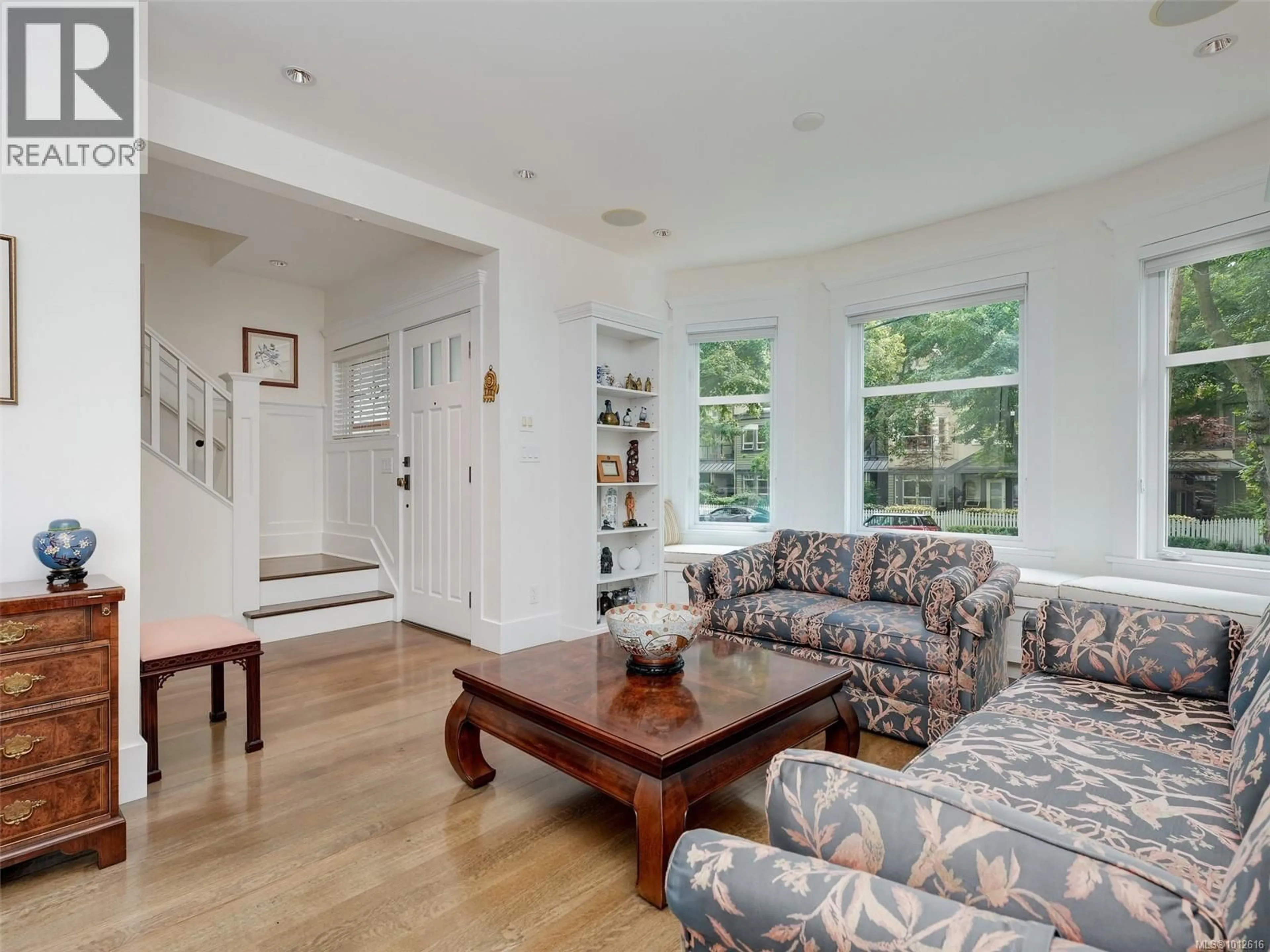 Living room with furniture, unknown for 2086 CHAUCER STREET, Oak Bay British Columbia V8R1H7