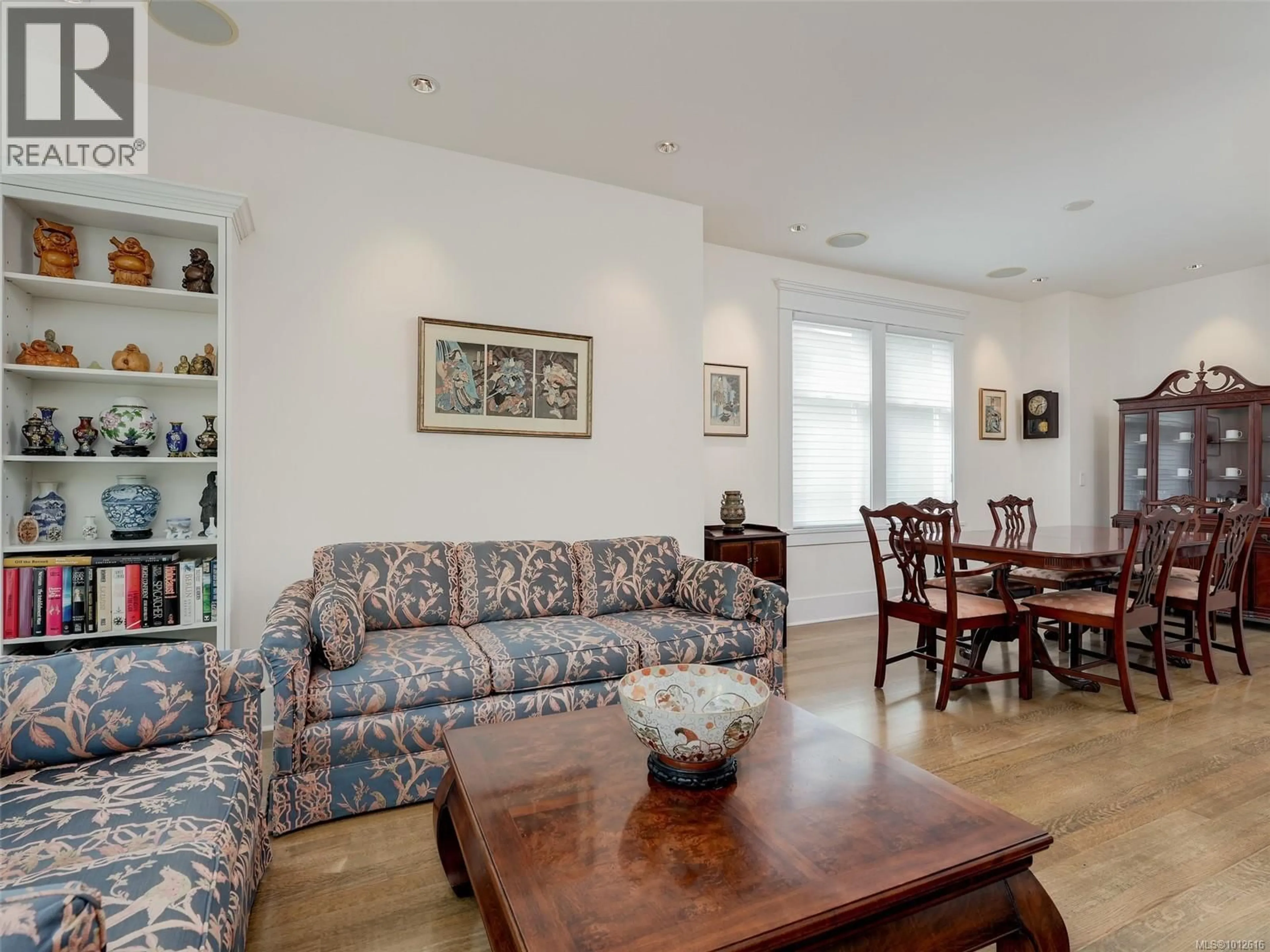 Living room with furniture, wood/laminate floor for 2086 CHAUCER STREET, Oak Bay British Columbia V8R1H7