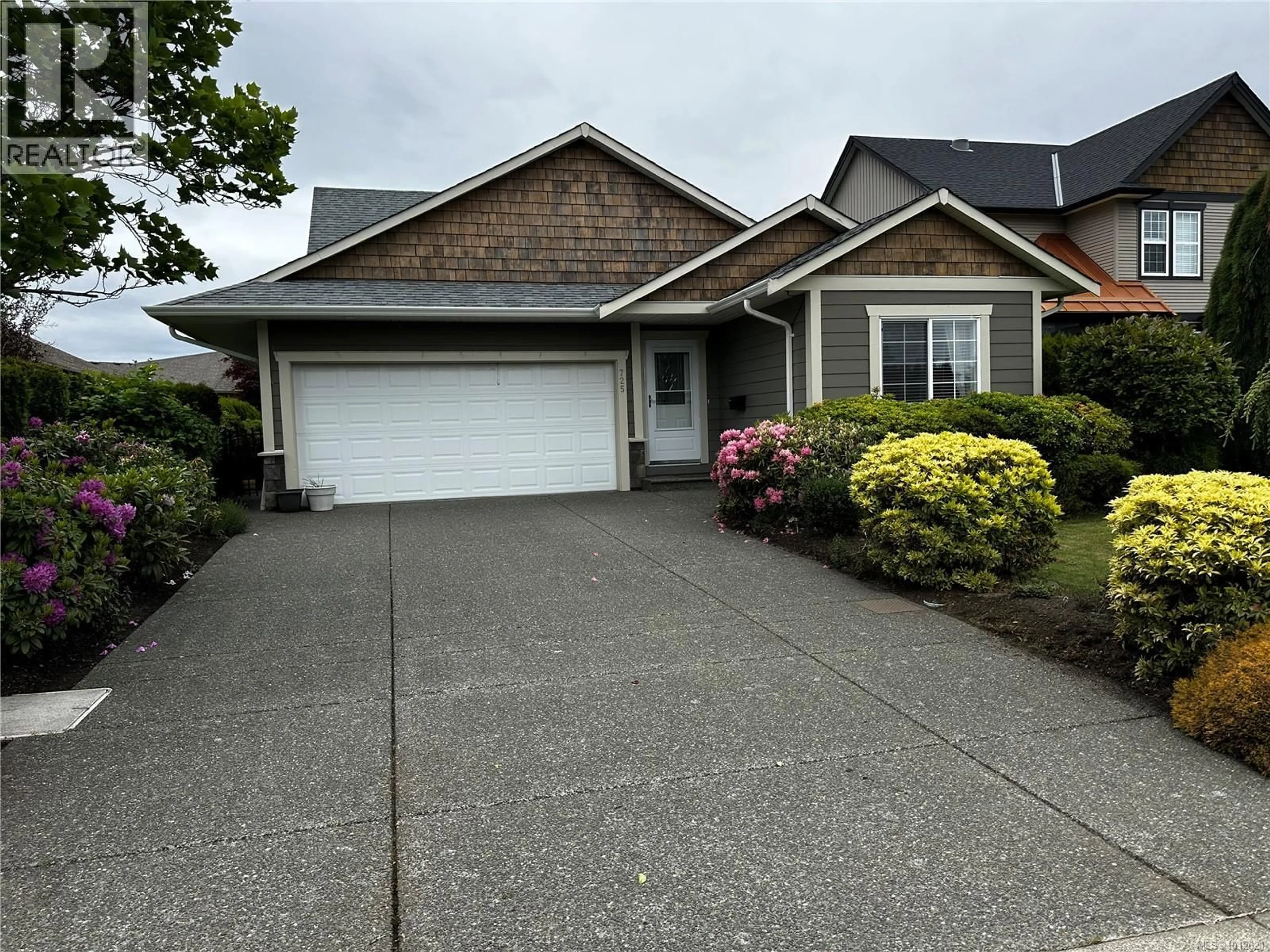 A pic from outside/outdoor area/front of a property/back of a property/a pic from drone, street for 725 LANCASTER WAY, Comox British Columbia V9M4J3