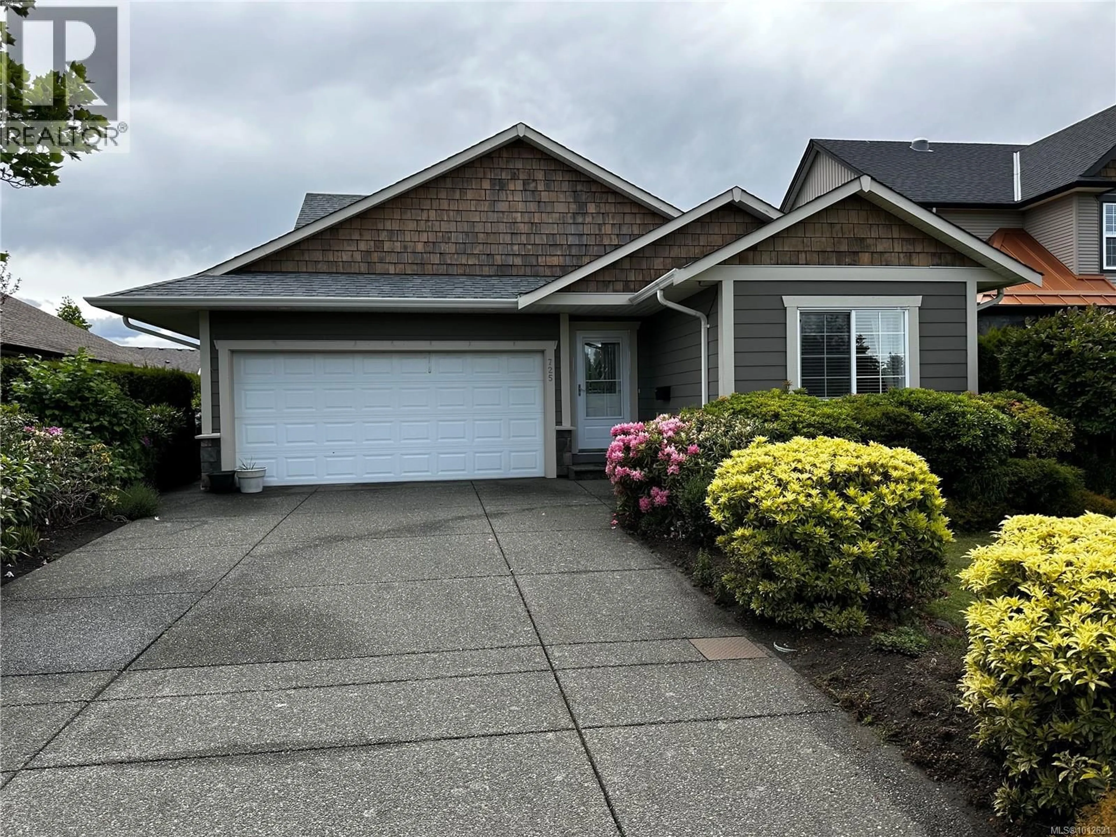 Home with vinyl exterior material, street for 725 LANCASTER WAY, Comox British Columbia V9M4J3