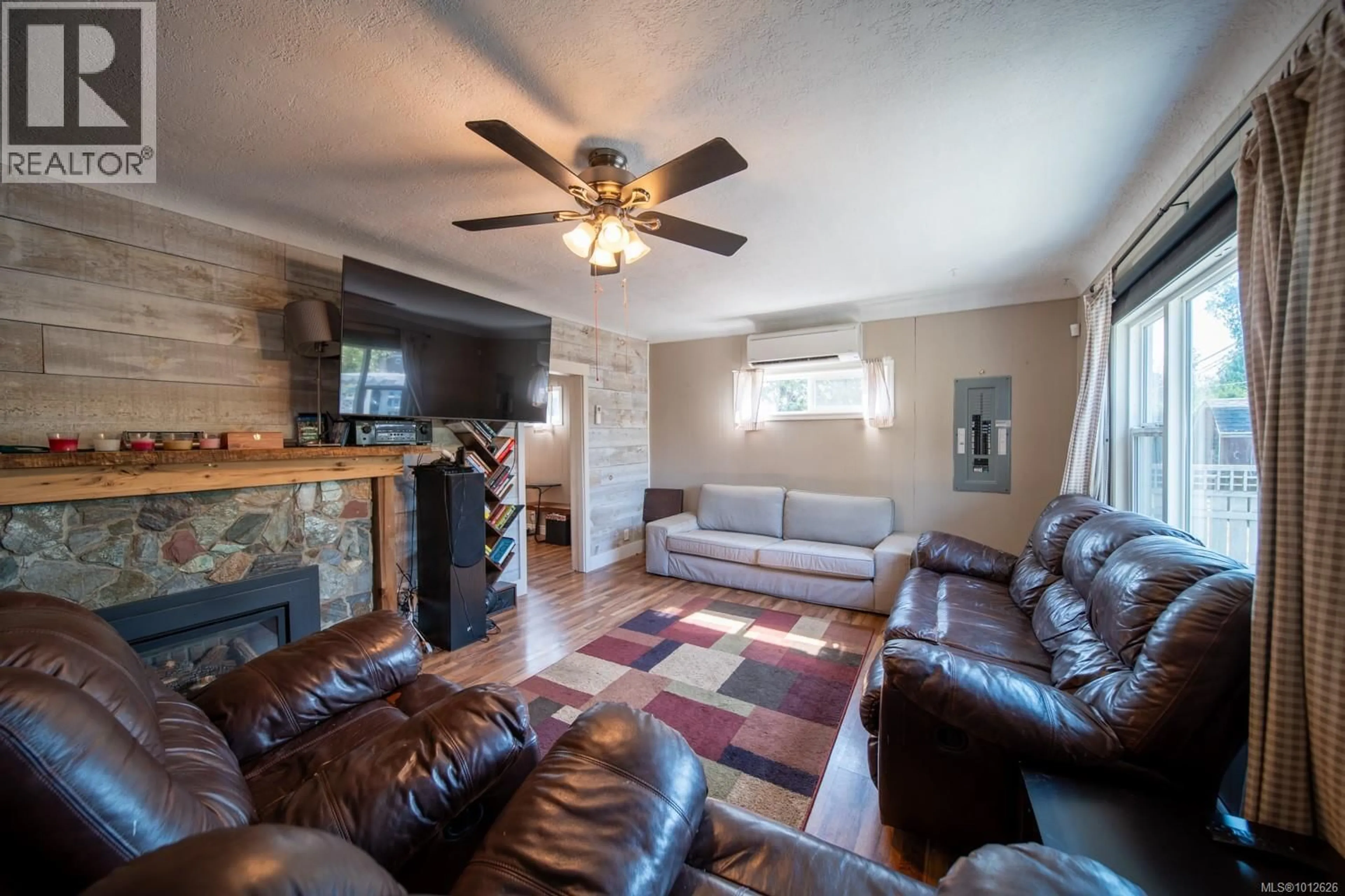 Living room with furniture, unknown for 9387 CHEMAINUS ROAD, Chemainus British Columbia V0R1K5