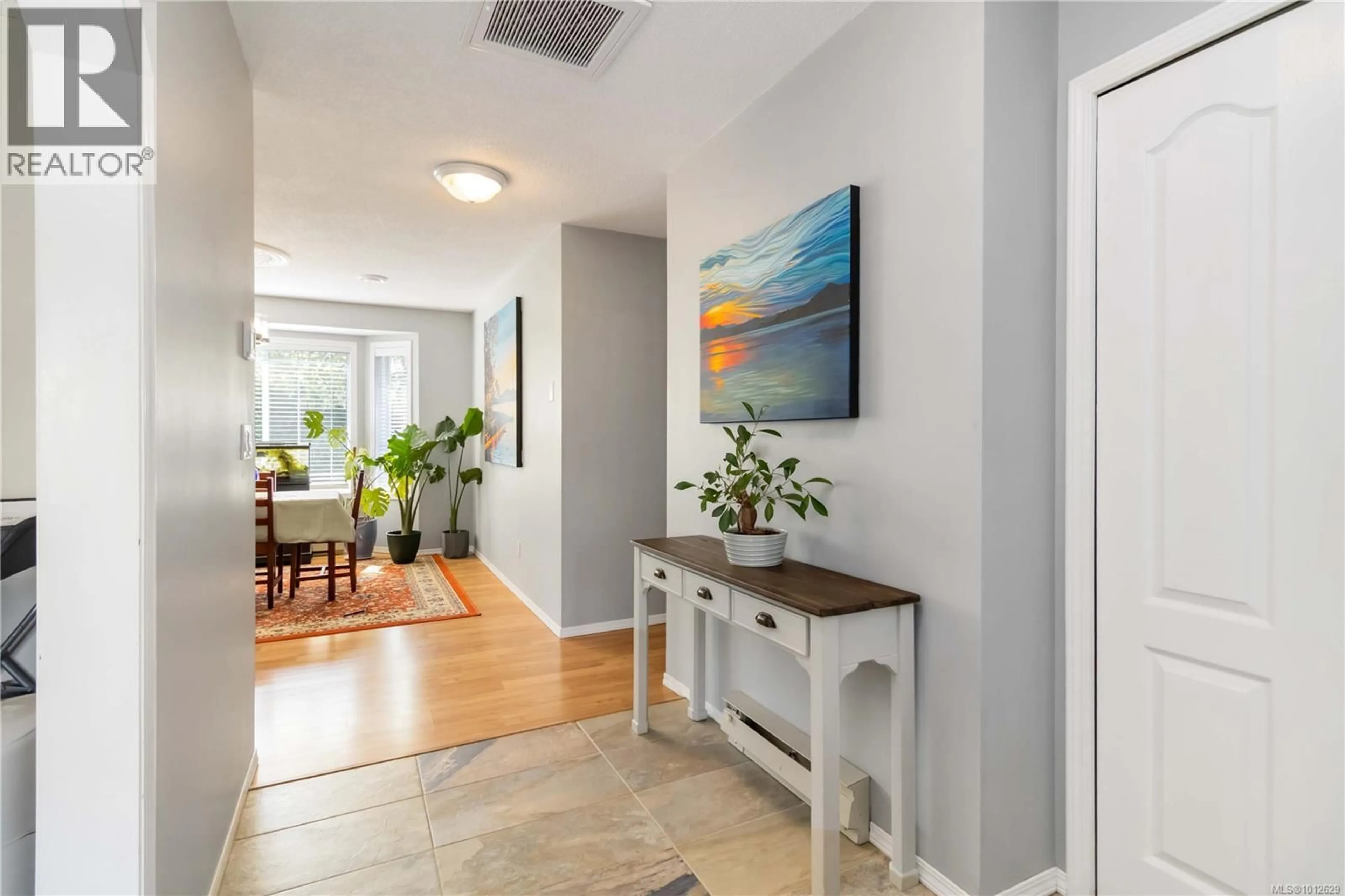Indoor entryway for 783 VIADUCT AVENUE EAST, Saanich British Columbia V8Z3E4