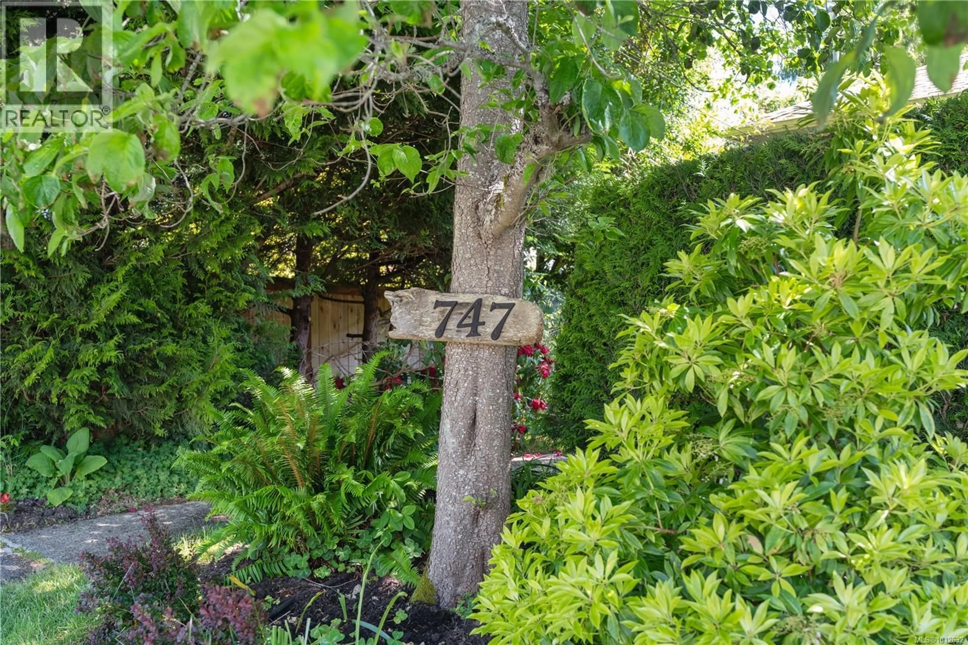 Patio, street for 747 FALKLAND ROAD, Oak Bay British Columbia V8S4L9