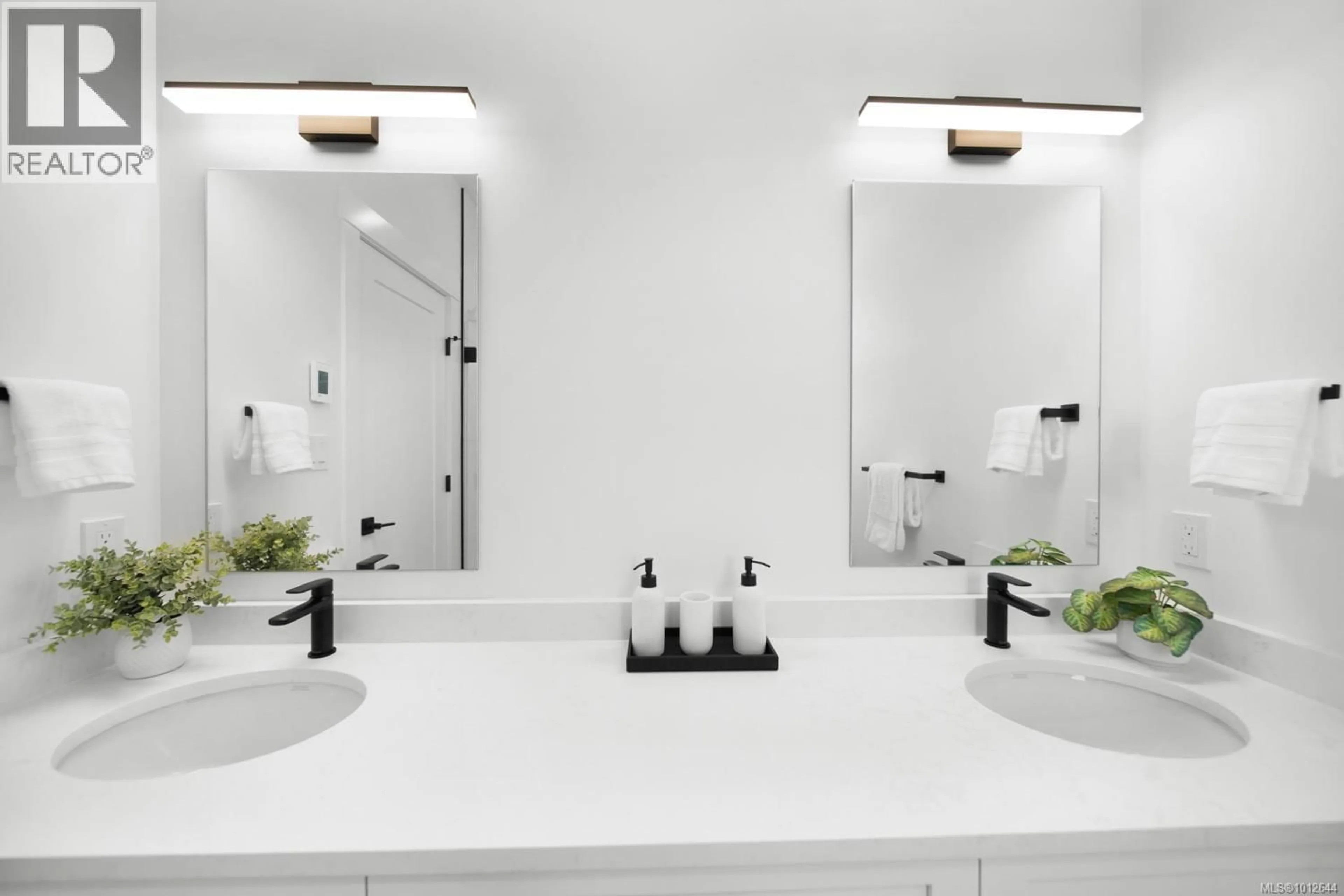 Contemporary bathroom, ceramic/tile floor for 2541 DOCTORS ROAD, Nanaimo British Columbia V9S3V4