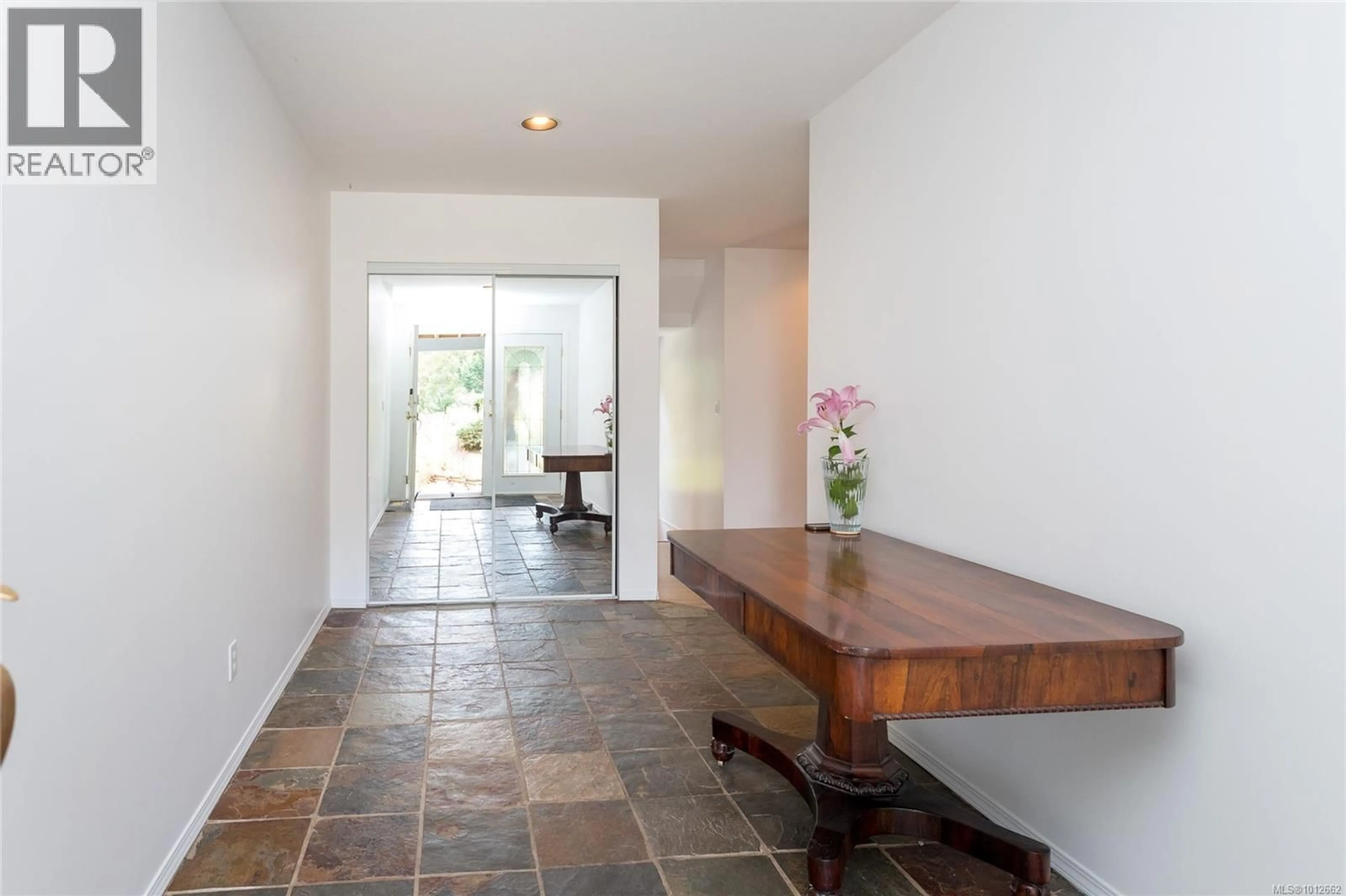 Indoor foyer for 9801 MIRACLE WAY, Youbou British Columbia V0R3E1