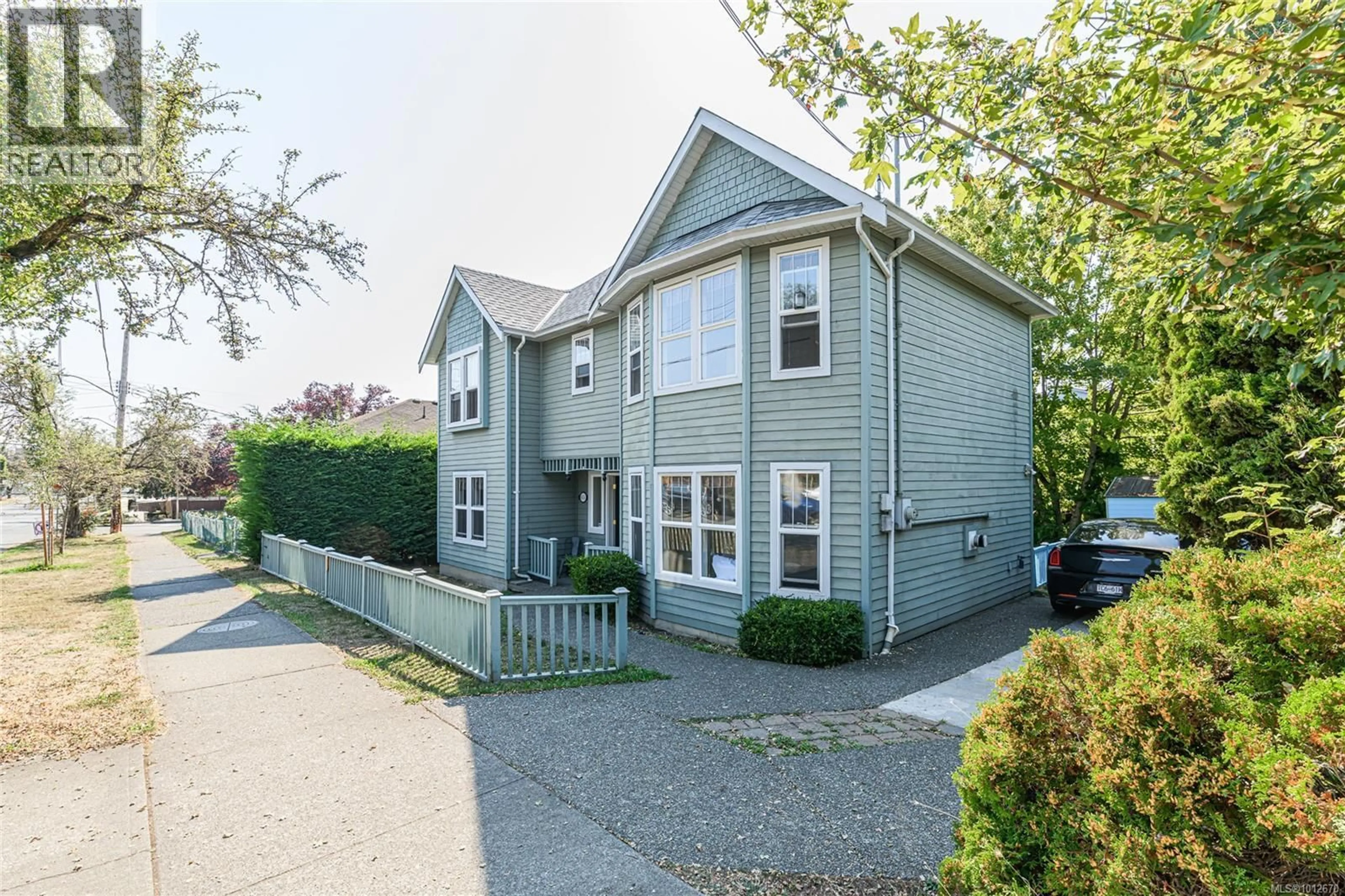 Home with vinyl exterior material, street for 655 SUMAS STREET, Victoria British Columbia V8T5L1