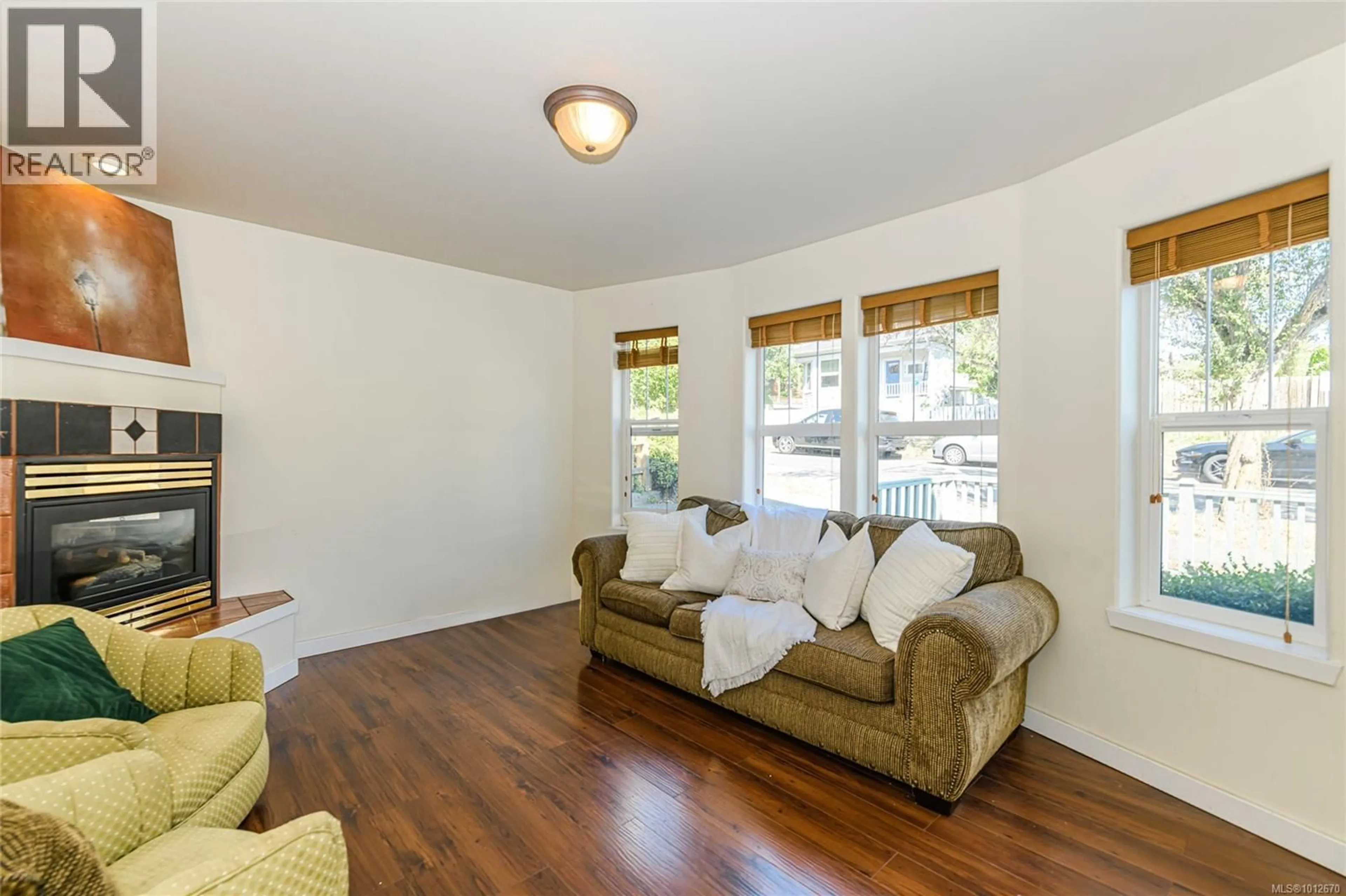 Living room with furniture, wood/laminate floor for 655 SUMAS STREET, Victoria British Columbia V8T5L1