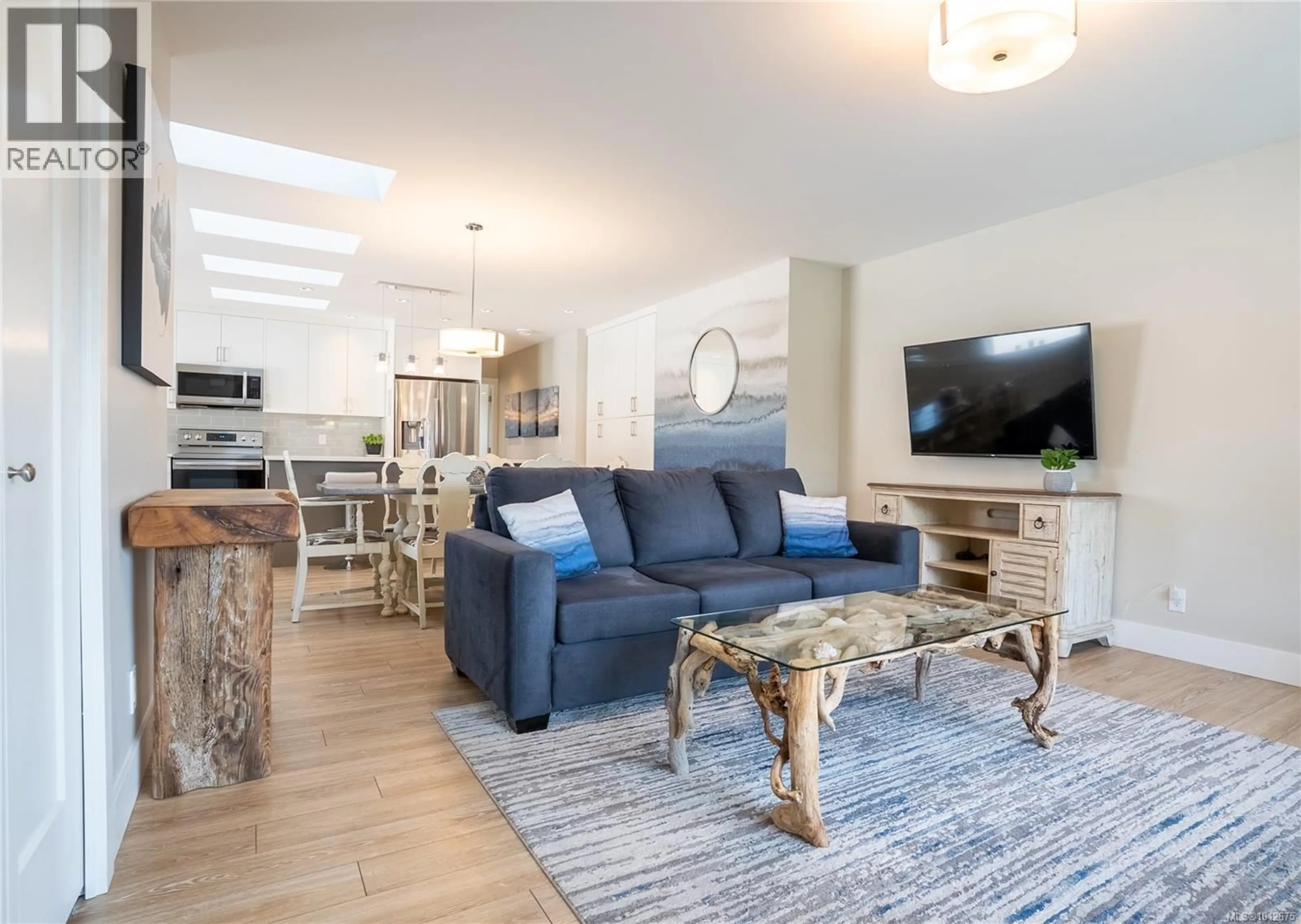 Living room with furniture, wood/laminate floor for 812 MANN AVENUE, Saanich British Columbia V8Z3C4
