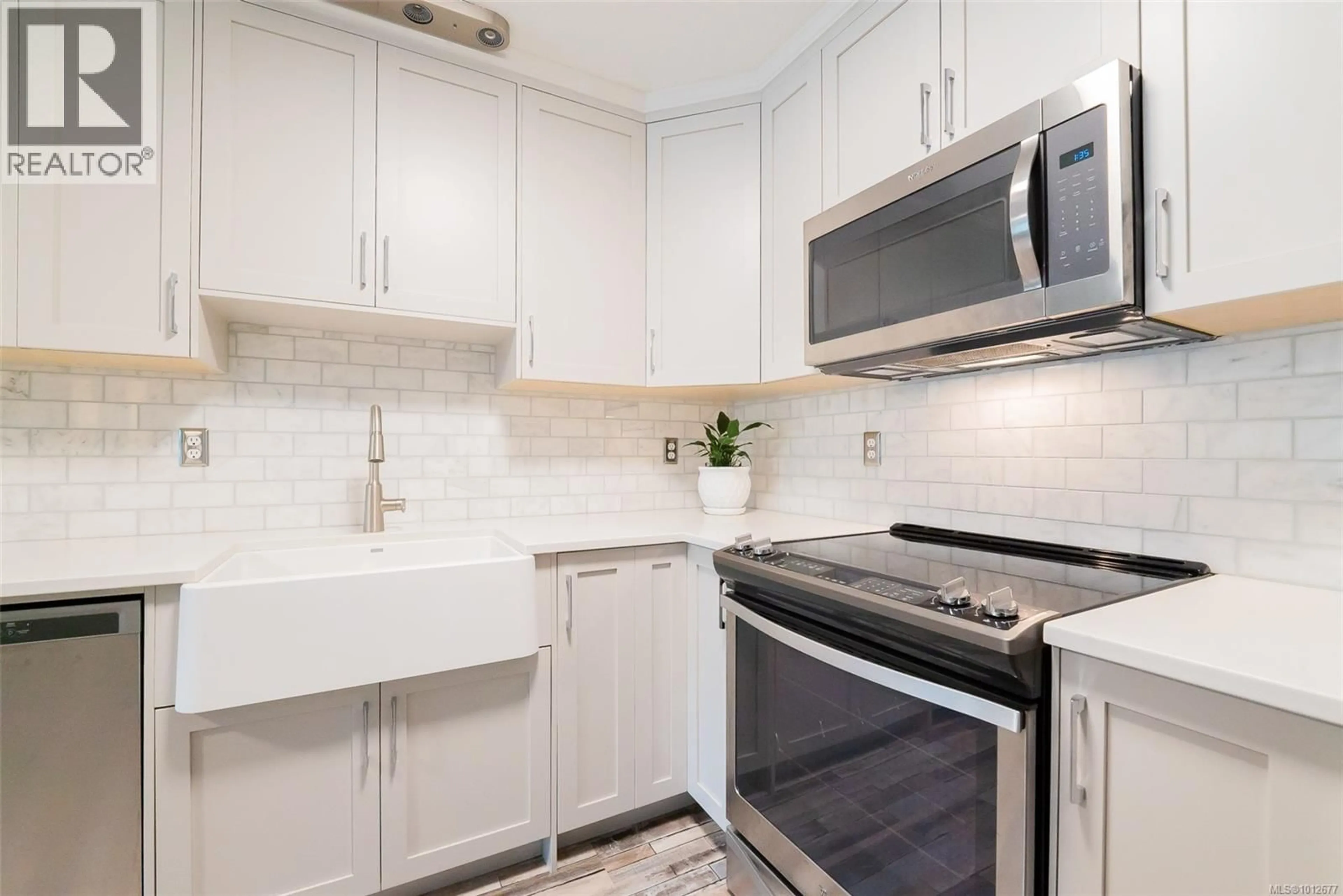 Standard kitchen, ceramic/tile floor for 205 - 100 DAWES STREET, Nanaimo British Columbia V9S1A3