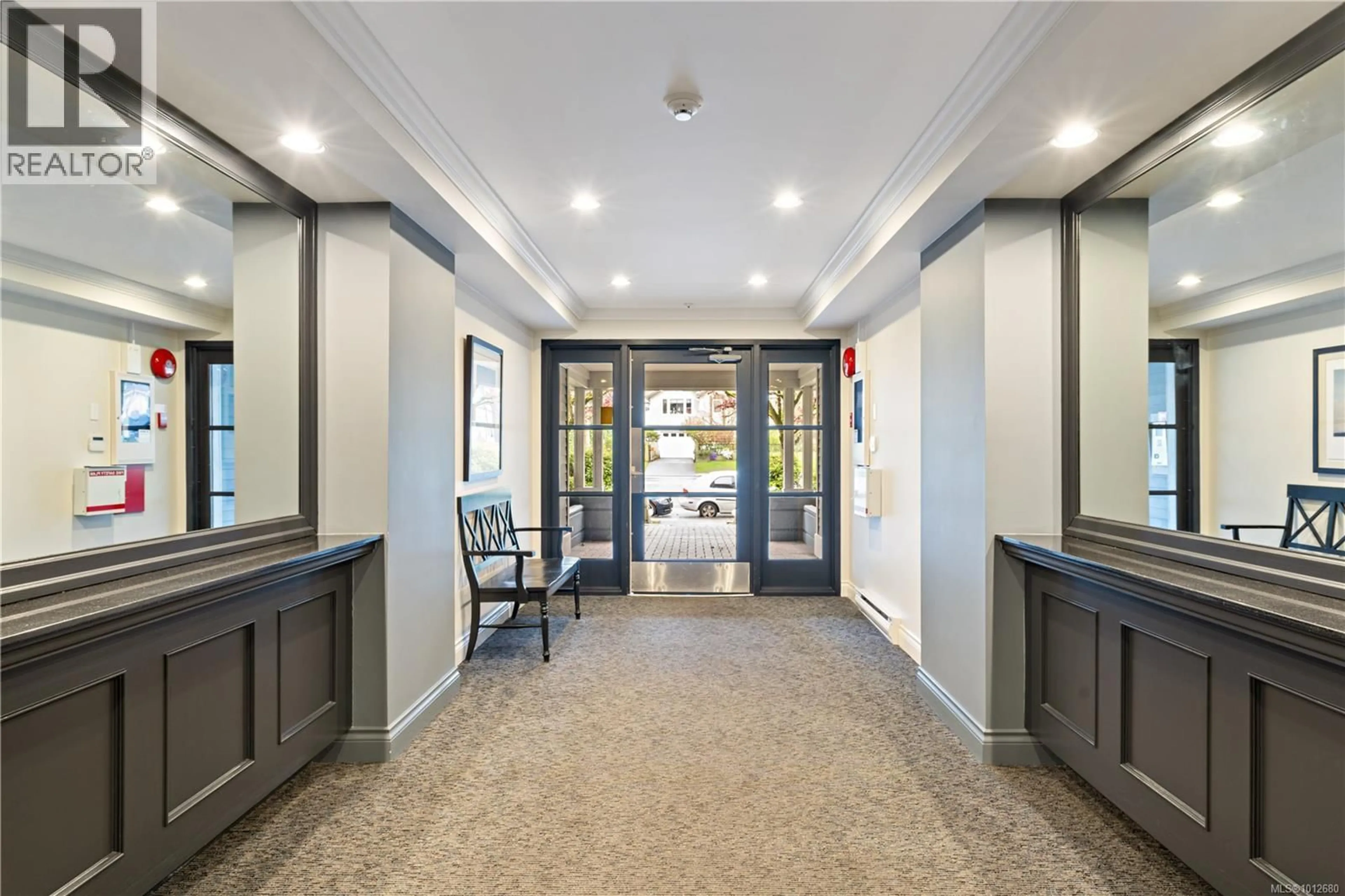 Indoor foyer for 502 - 500 STEWART AVENUE, Nanaimo British Columbia V9S5T5