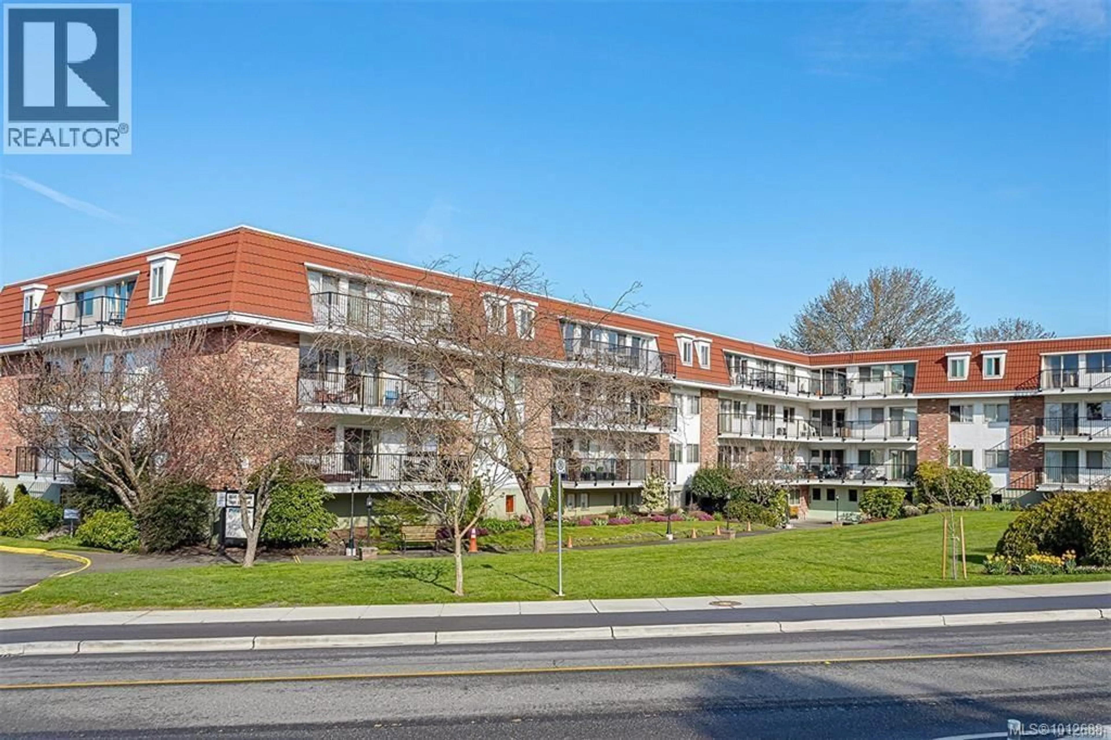 Unknown for 127 - 1680 POPLAR AVENUE, Saanich British Columbia V8P4K7