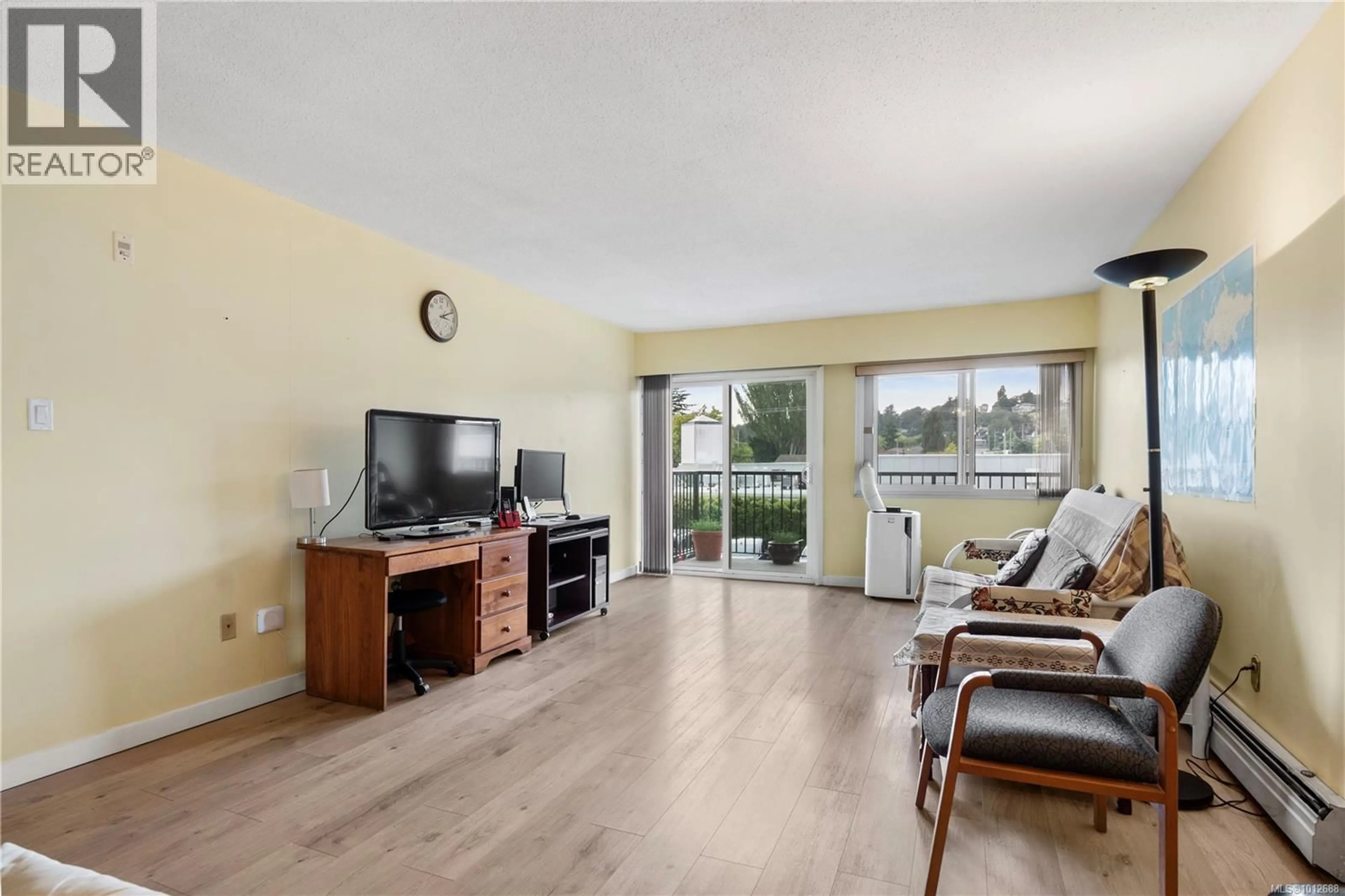 Living room with furniture, unknown for 127 - 1680 POPLAR AVENUE, Saanich British Columbia V8P4K7