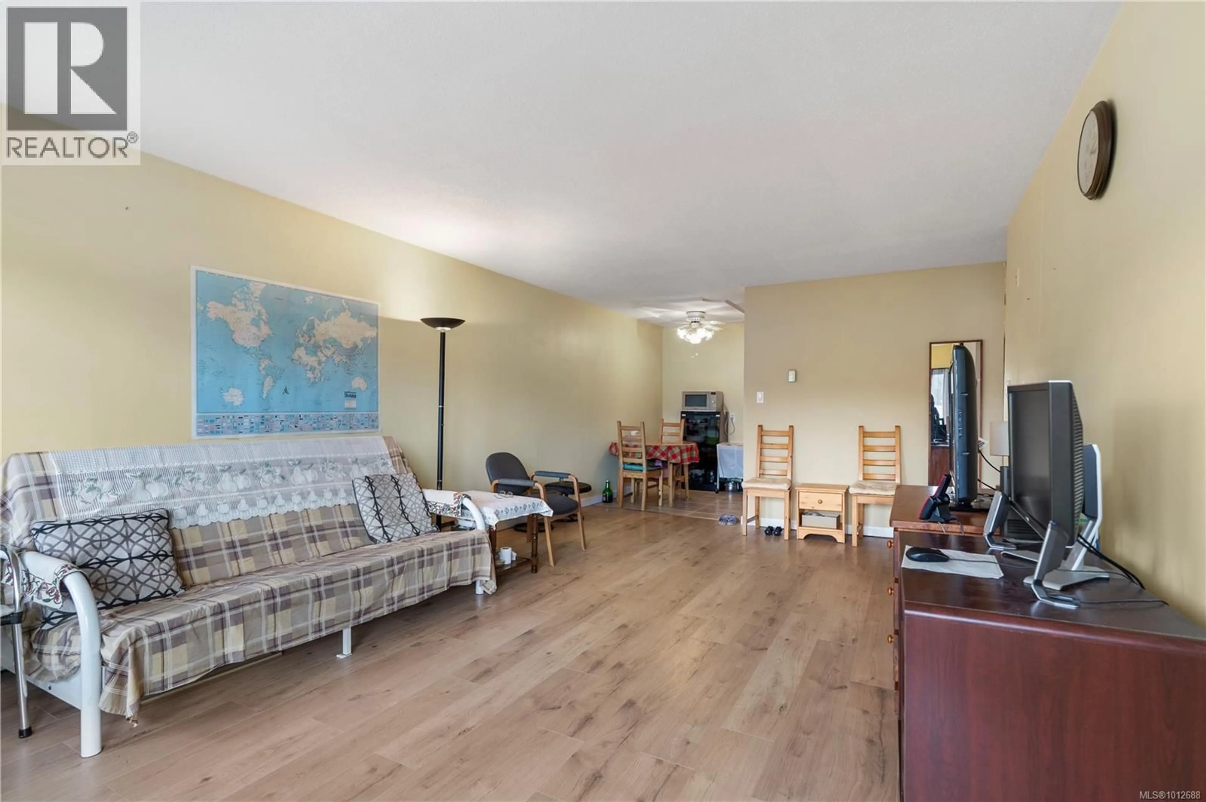Living room with furniture, wood/laminate floor for 127 - 1680 POPLAR AVENUE, Saanich British Columbia V8P4K7
