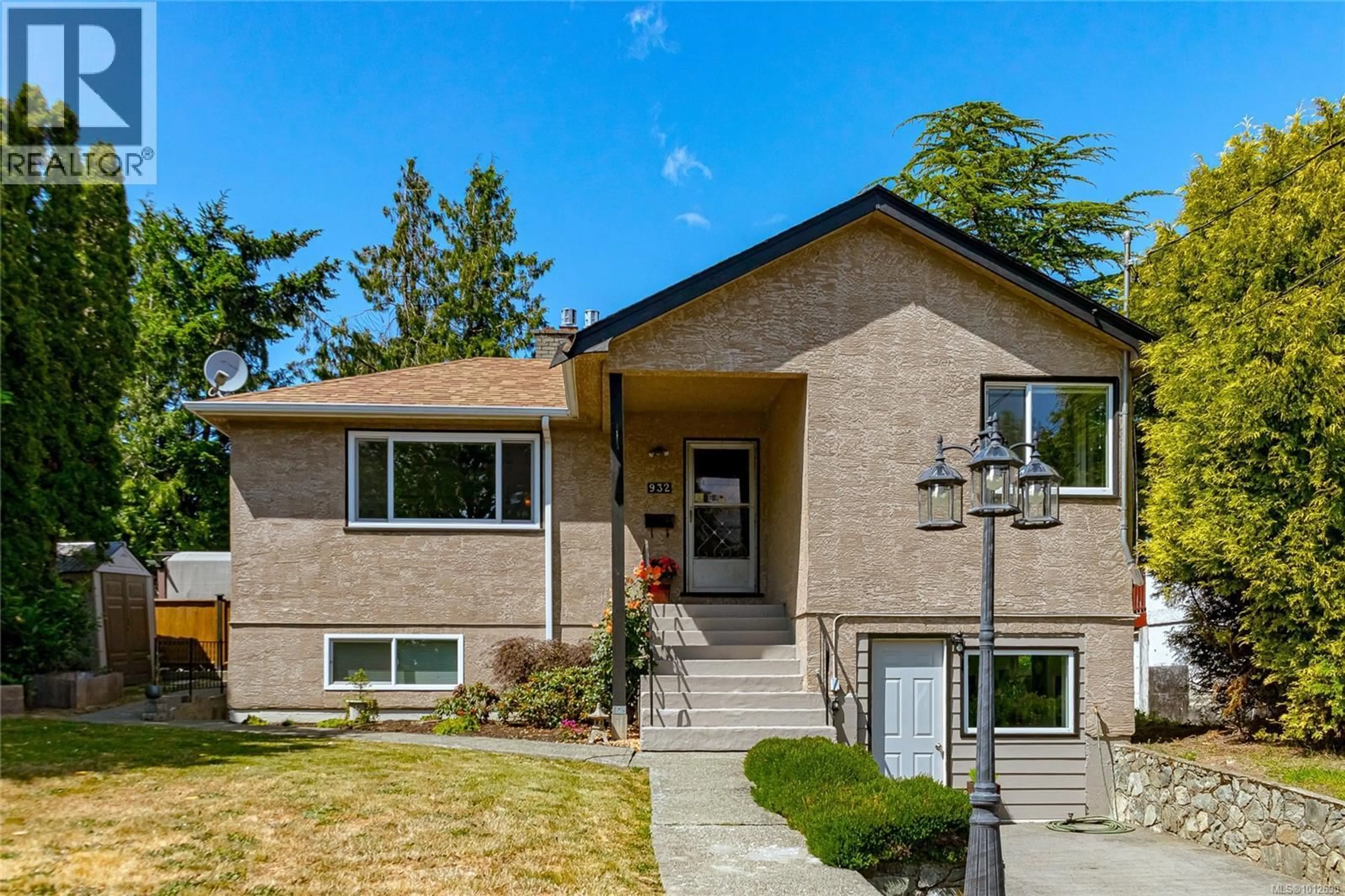 Home with vinyl exterior material, street for 932 TATTERSALL DRIVE, Saanich British Columbia V8X2W9
