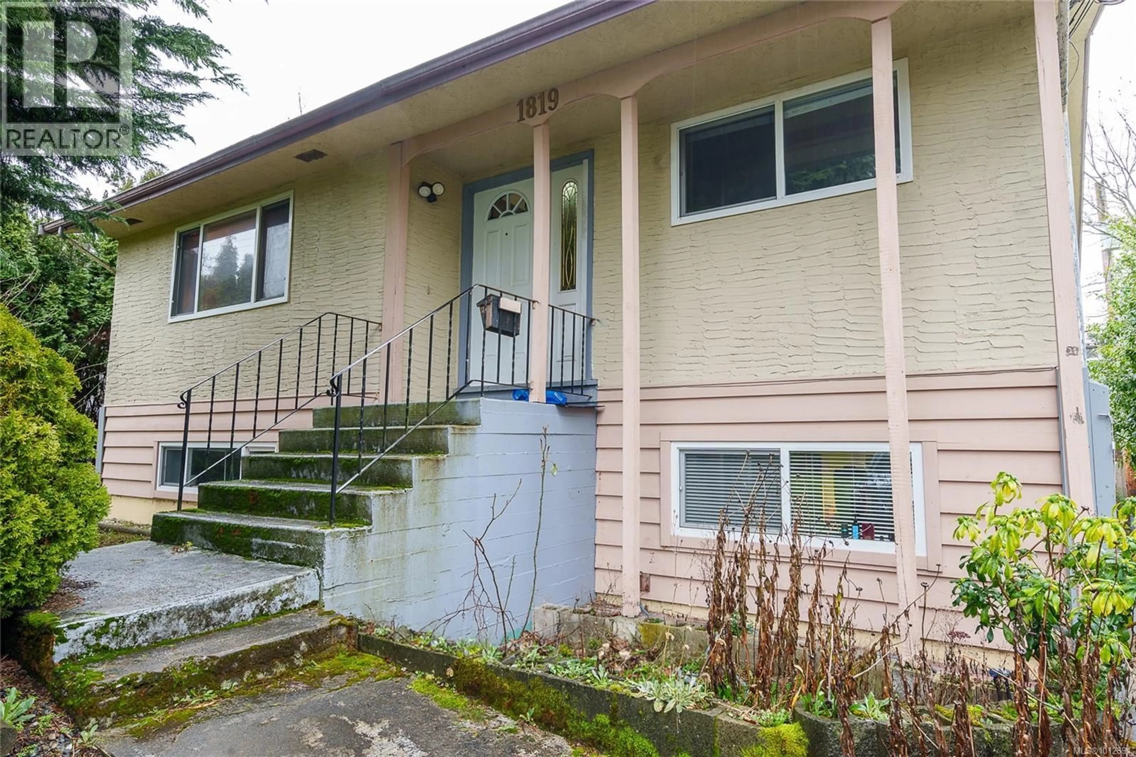 Home with vinyl exterior material, street for 1819 FELTHAM ROAD, Saanich British Columbia V8N2A4