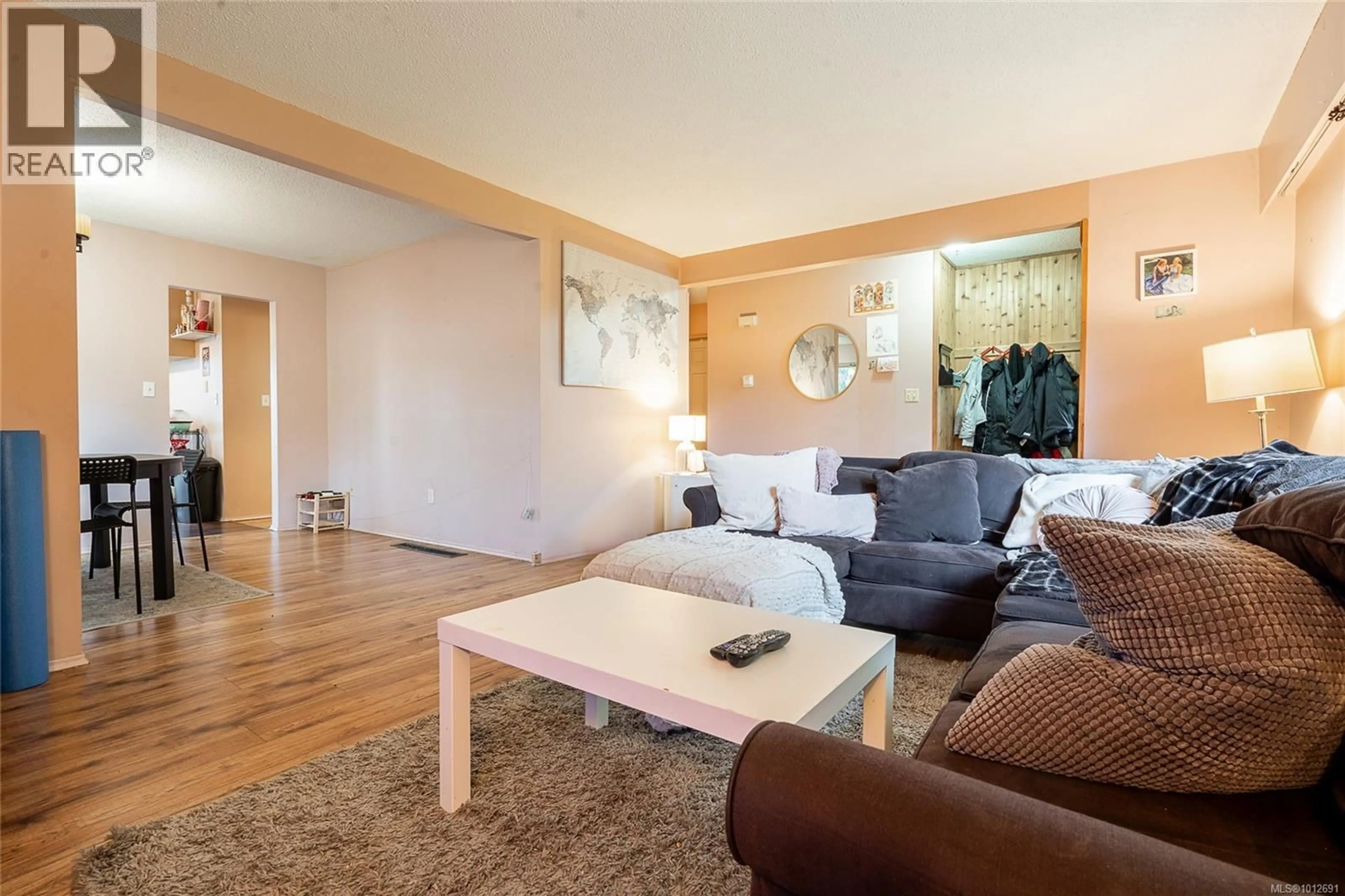 Living room with furniture, wood/laminate floor for 1819 FELTHAM ROAD, Saanich British Columbia V8N2A4