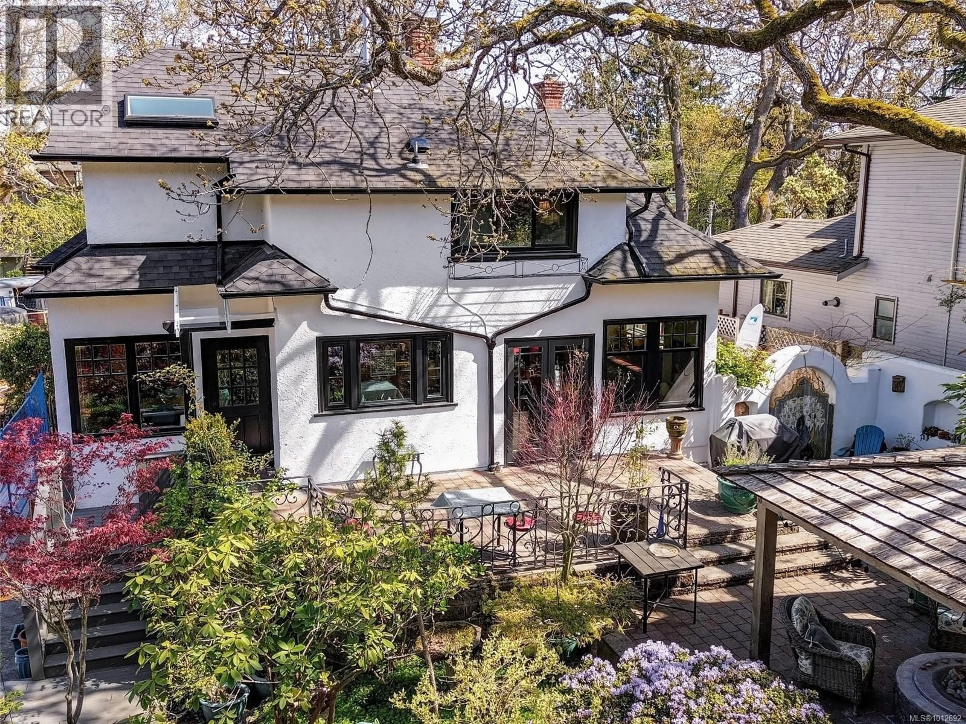 A pic from outside/outdoor area/front of a property/back of a property/a pic from drone, street for 1580 WILMOT PLACE, Oak Bay British Columbia V8R5S3