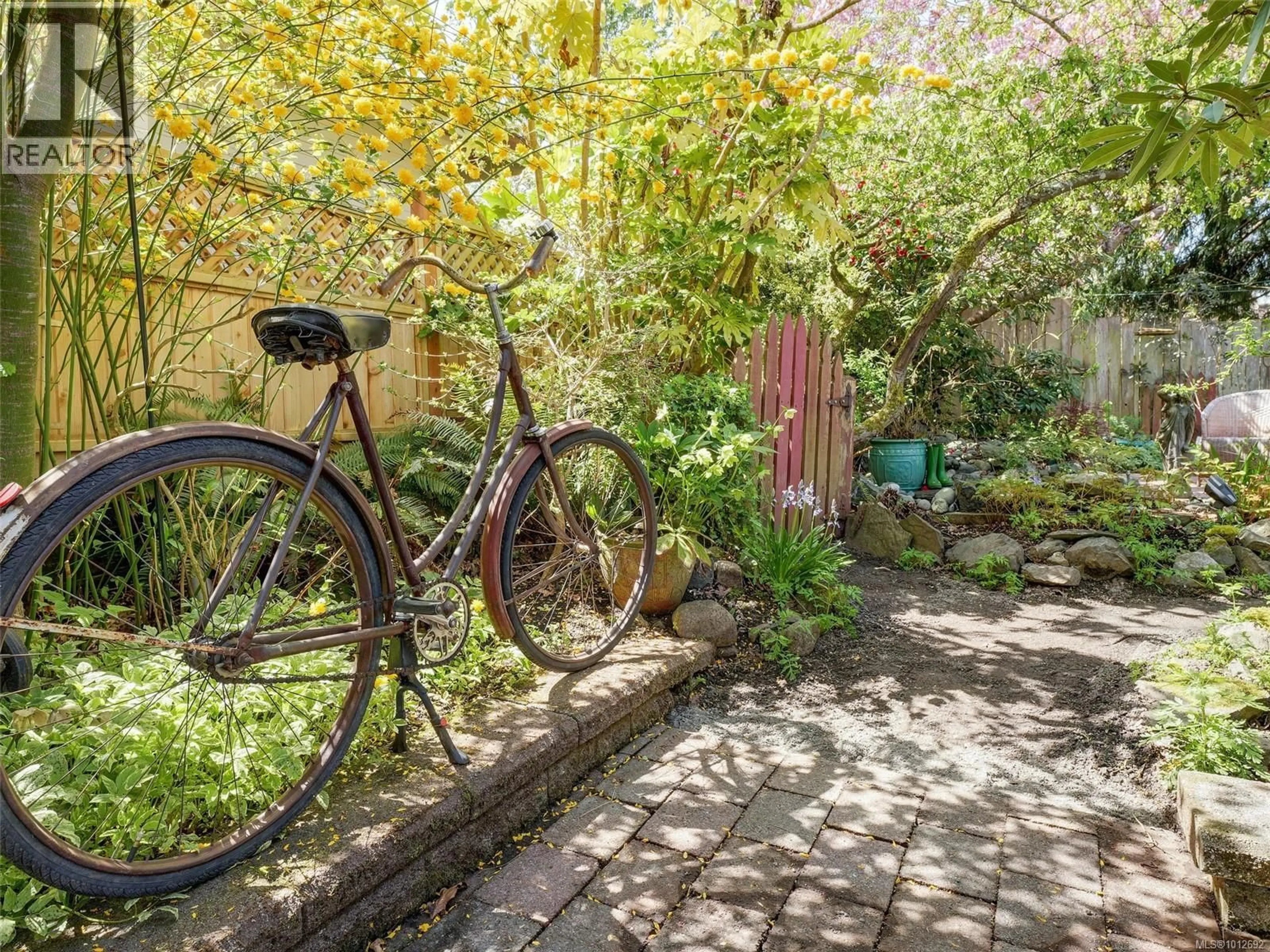Patio, street for 1580 WILMOT PLACE, Oak Bay British Columbia V8R5S3