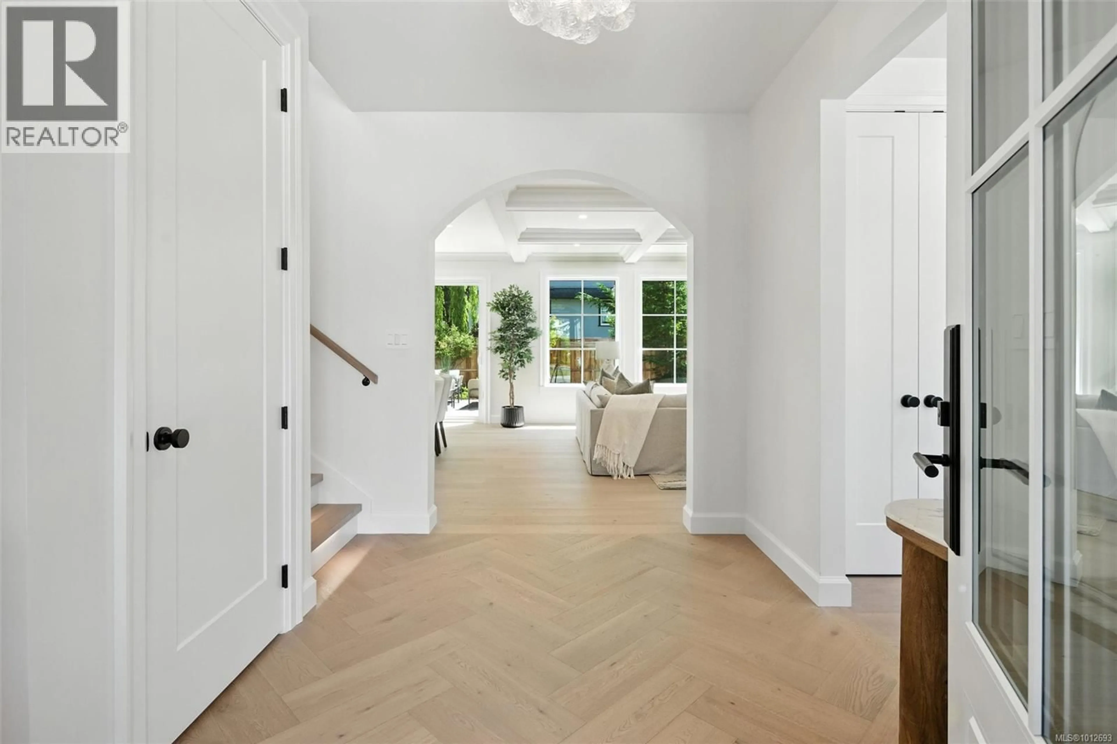 Indoor entryway for 2377 ZELA STREET, Oak Bay British Columbia V8S2X1
