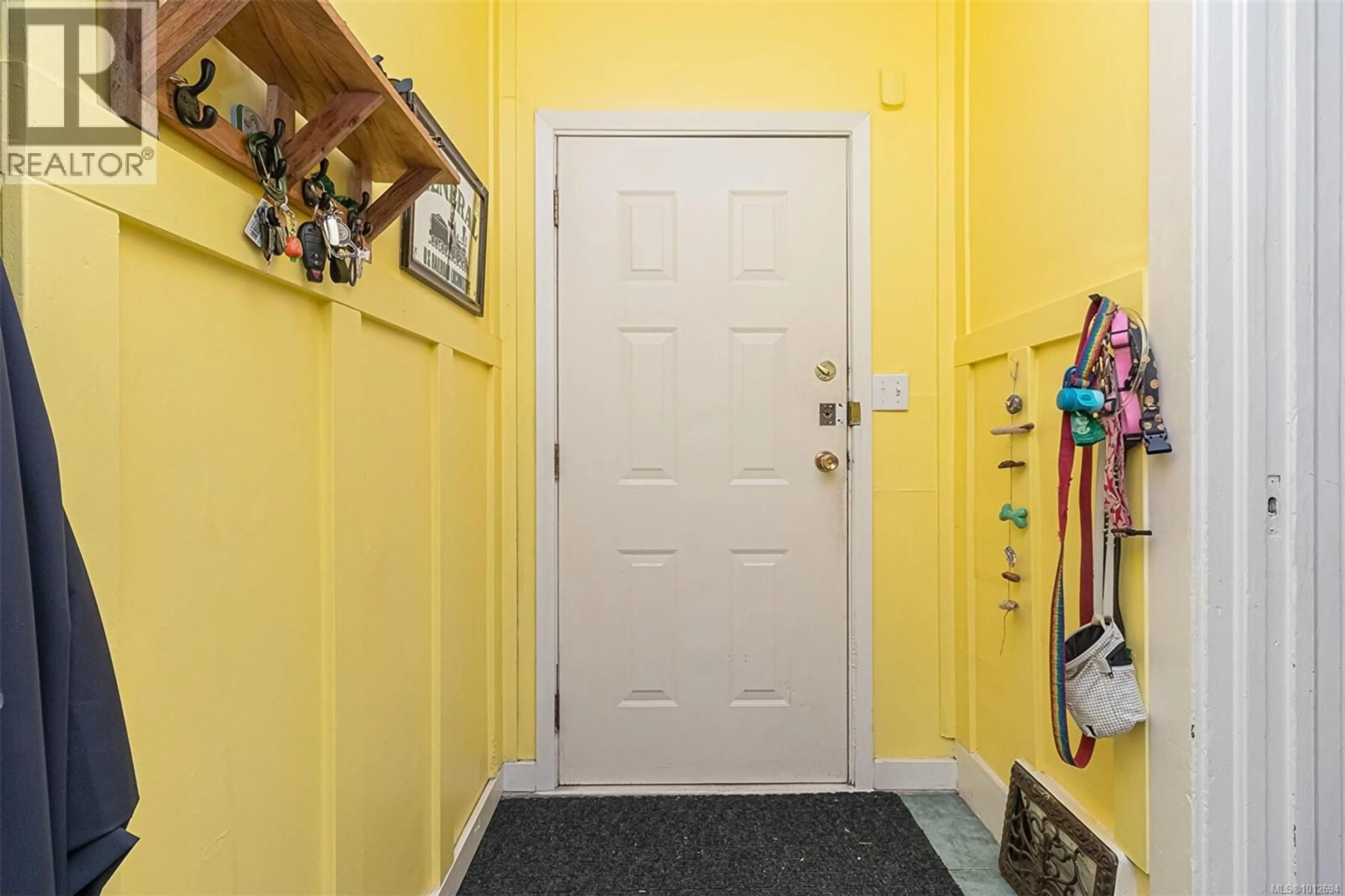 Indoor entryway for 2411 QUADRA STREET, Victoria British Columbia V8P2S1