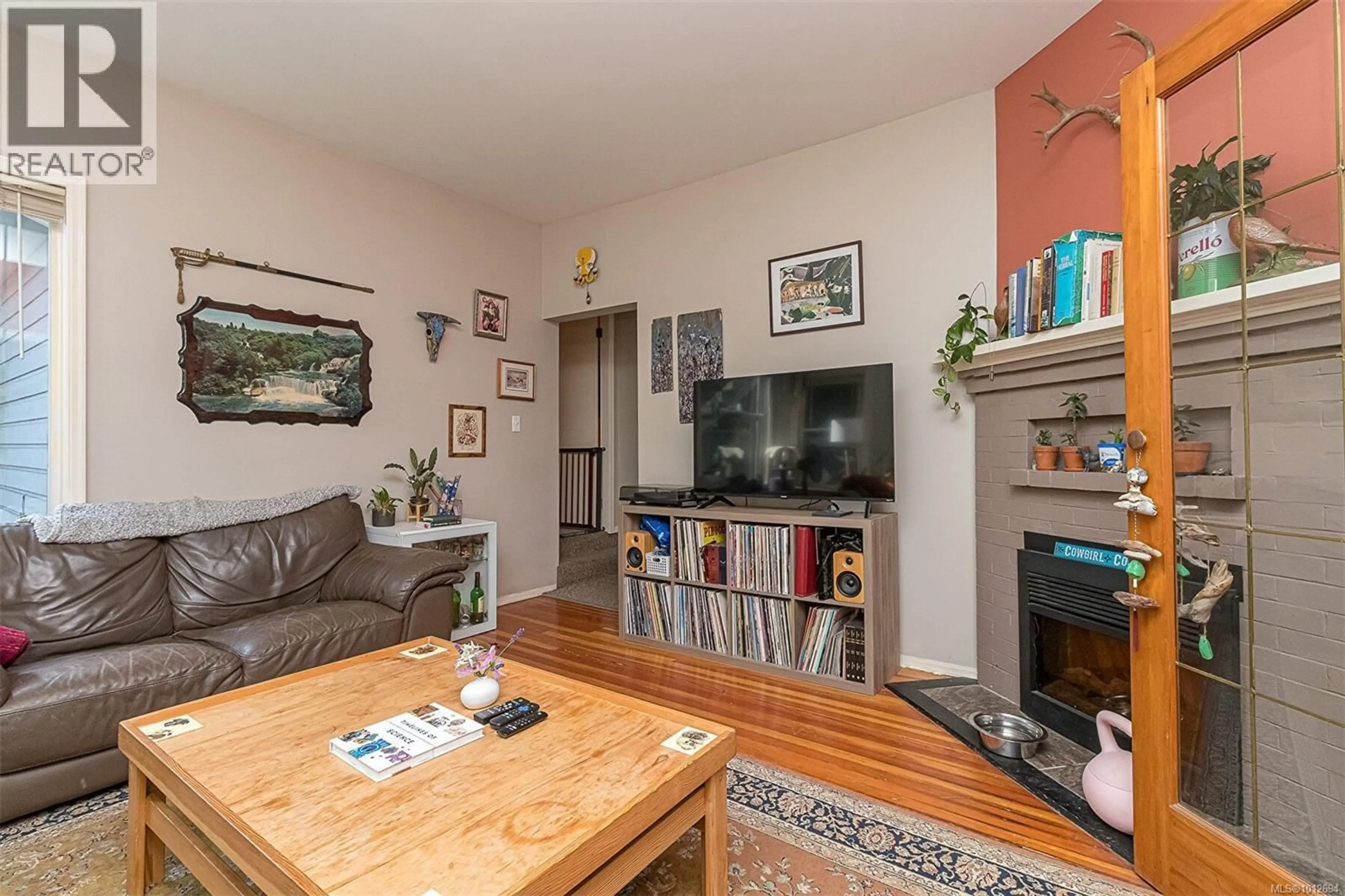 Living room with furniture, wood/laminate floor for 2411 QUADRA STREET, Victoria British Columbia V8P2S1