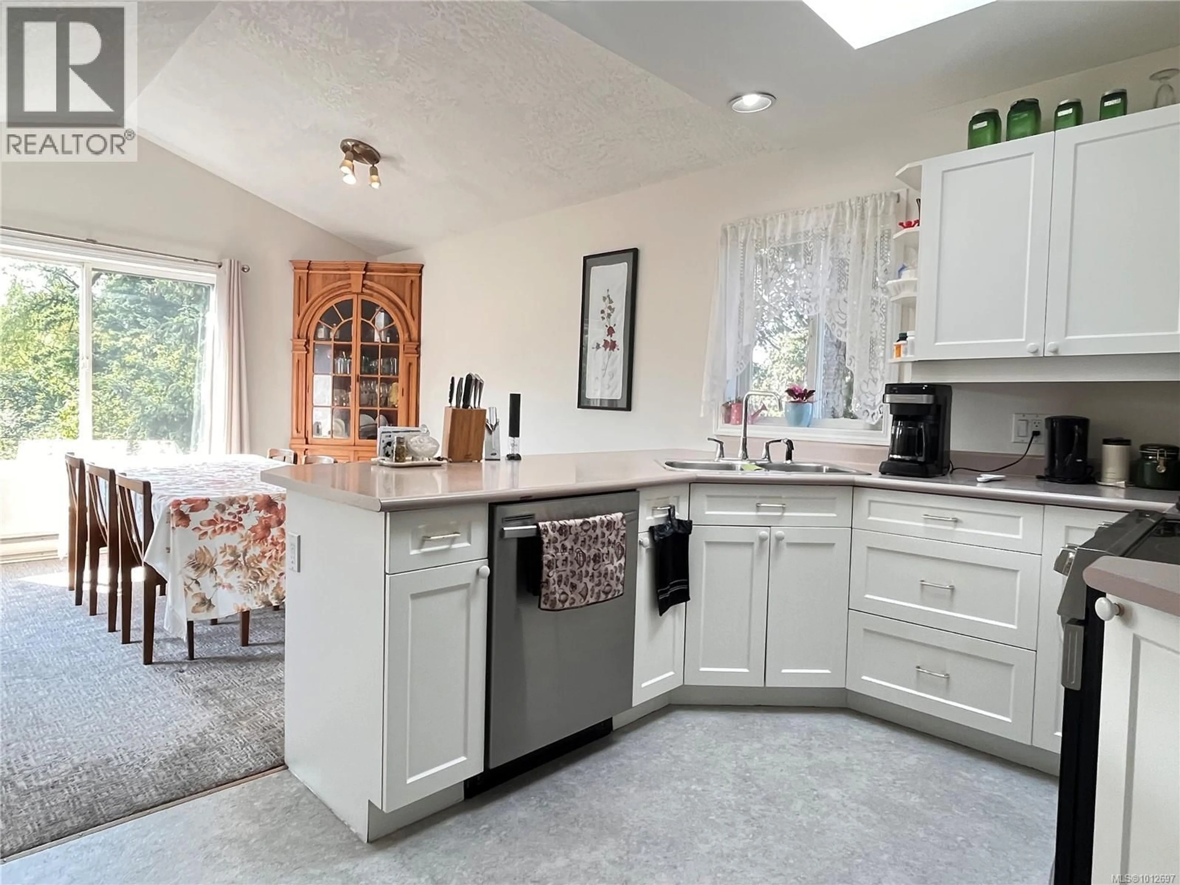 Open concept kitchen, ceramic/tile floor for 1113 ROCK STREET, Saanich British Columbia V8P2B9