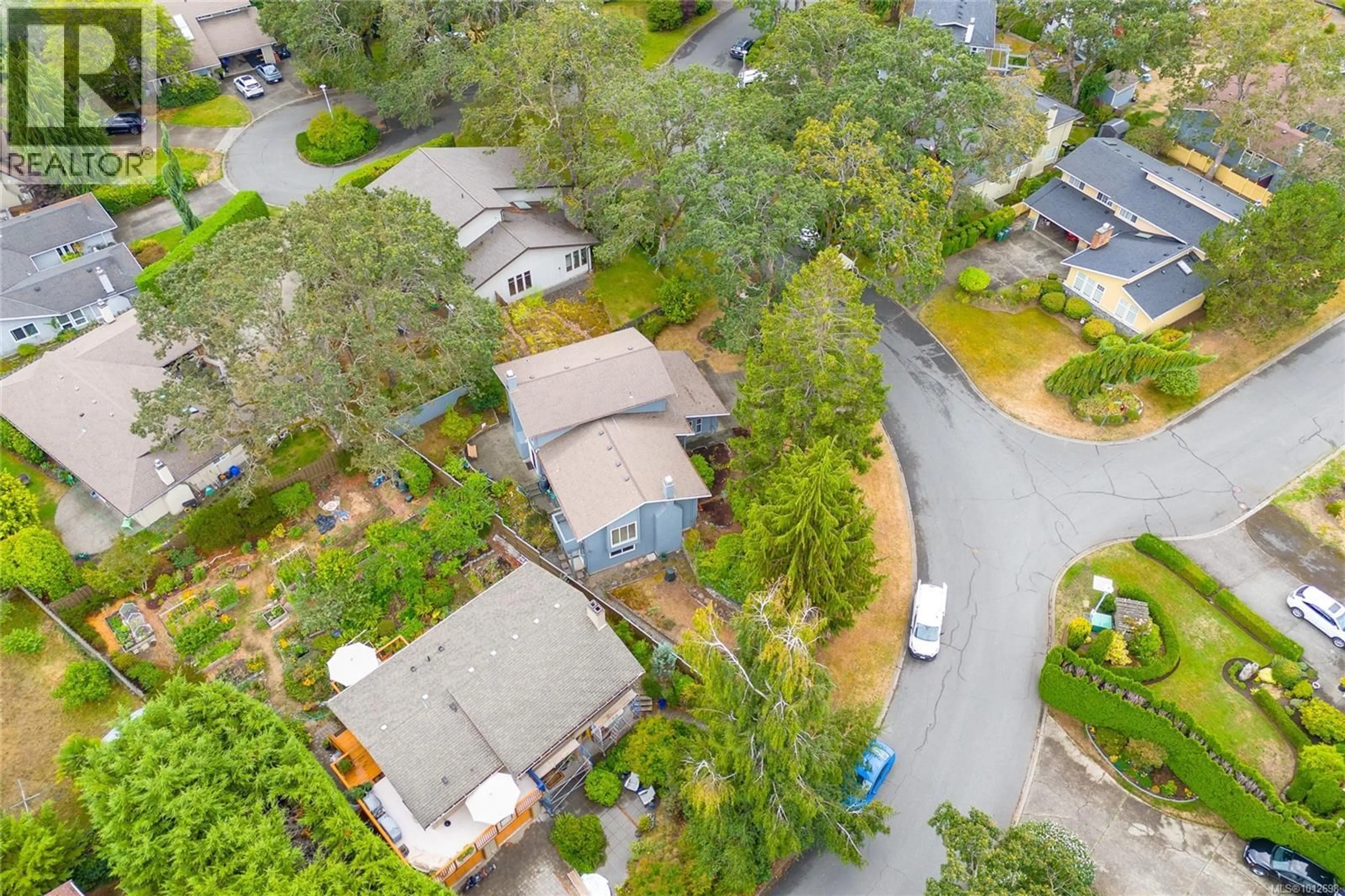 A pic from outside/outdoor area/front of a property/back of a property/a pic from drone, street for 4049 HOPESMORE DRIVE, Saanich British Columbia V8N5T9