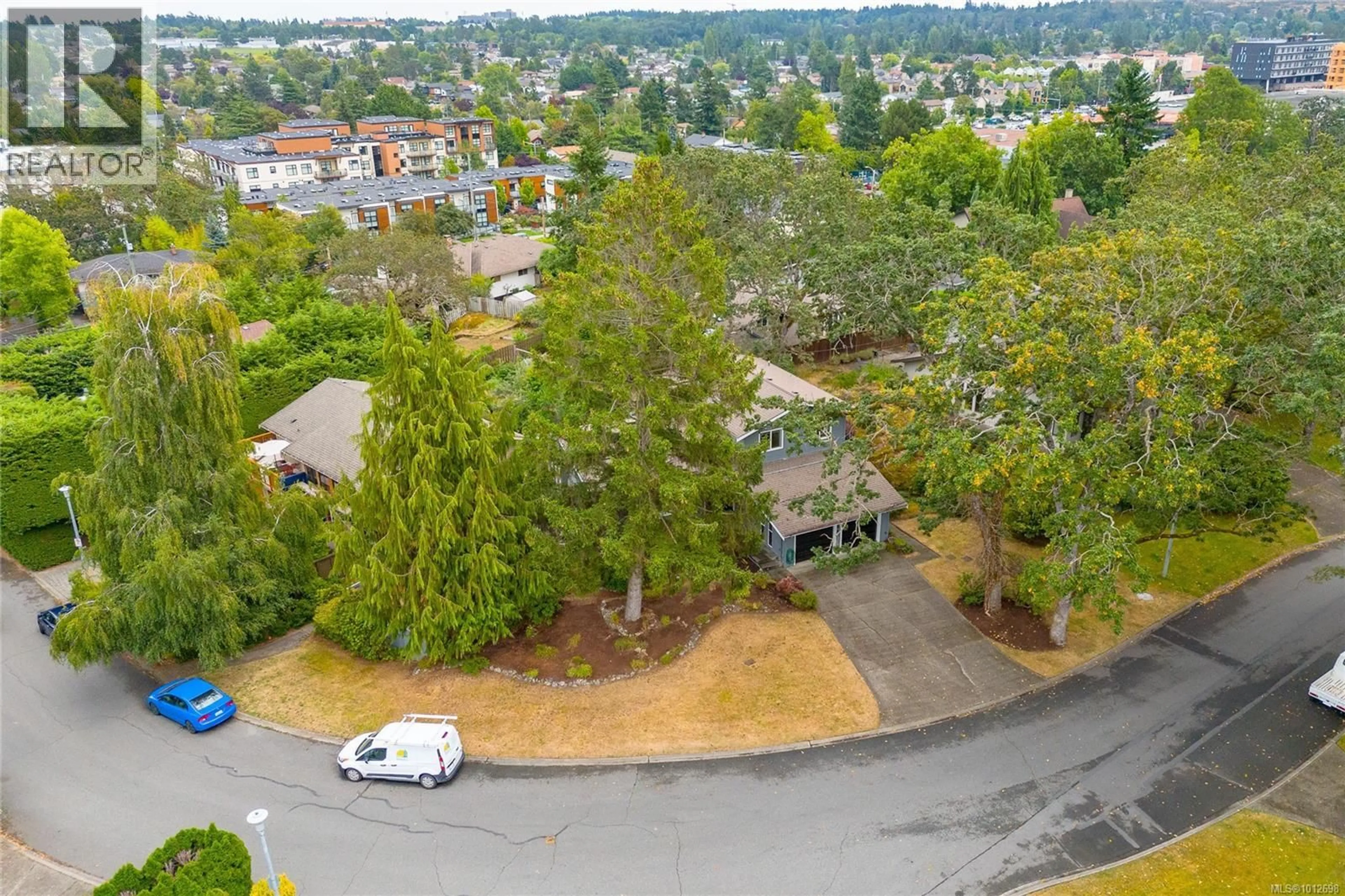 A pic from outside/outdoor area/front of a property/back of a property/a pic from drone, unknown for 4049 HOPESMORE DRIVE, Saanich British Columbia V8N5T9