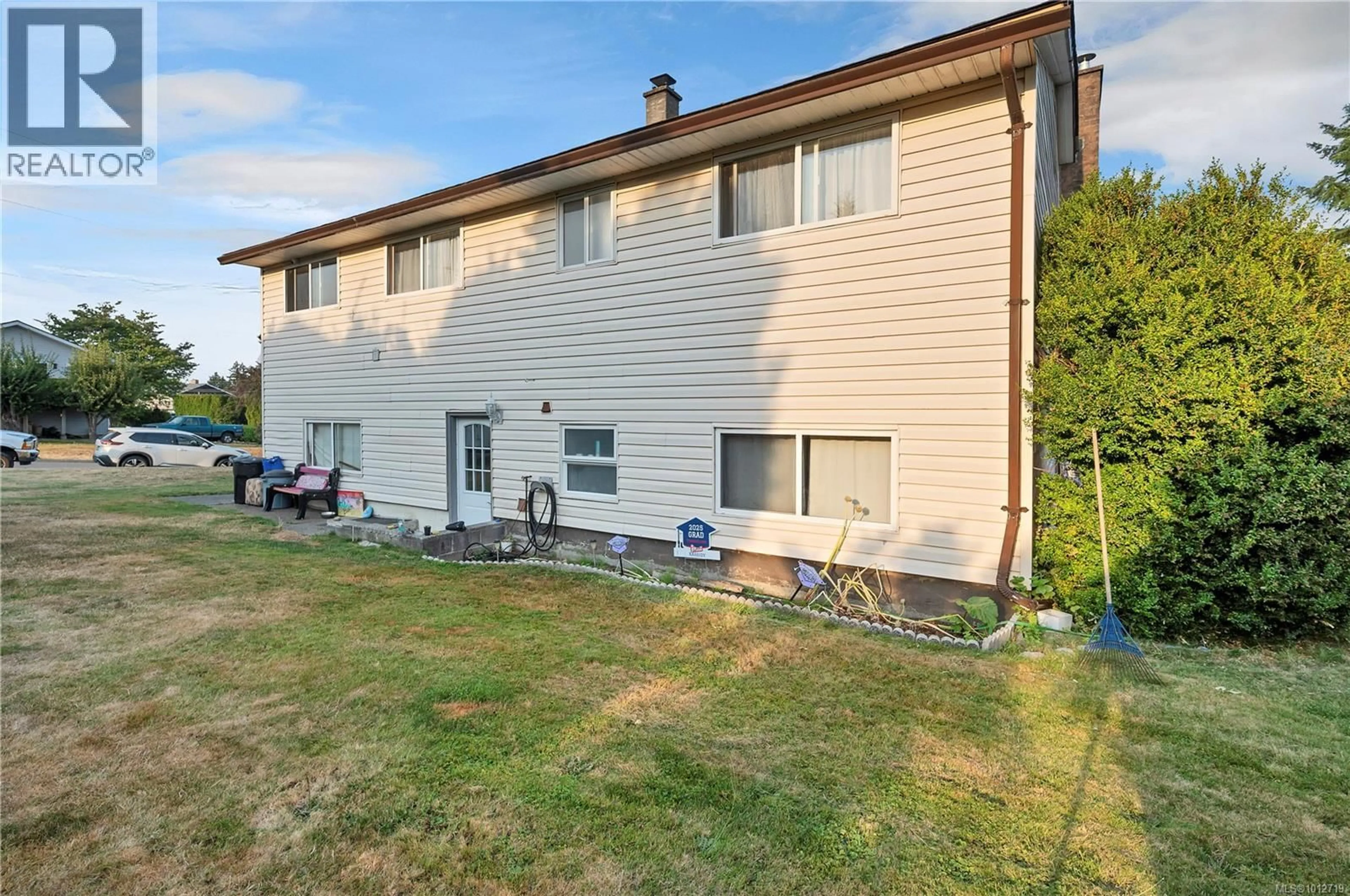A pic from outside/outdoor area/front of a property/back of a property/a pic from drone, unknown for 904 ALDER STREET, Campbell River British Columbia V9W1Z5