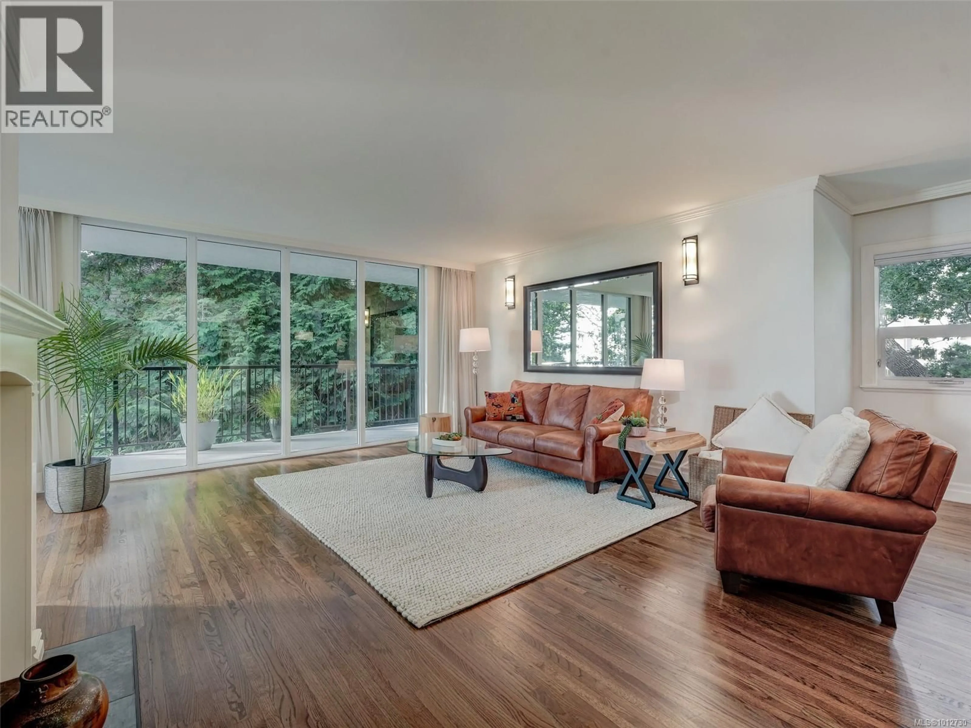 Living room with furniture, unknown for 608 - 1159 BEACH DRIVE, Oak Bay British Columbia V8S2N2