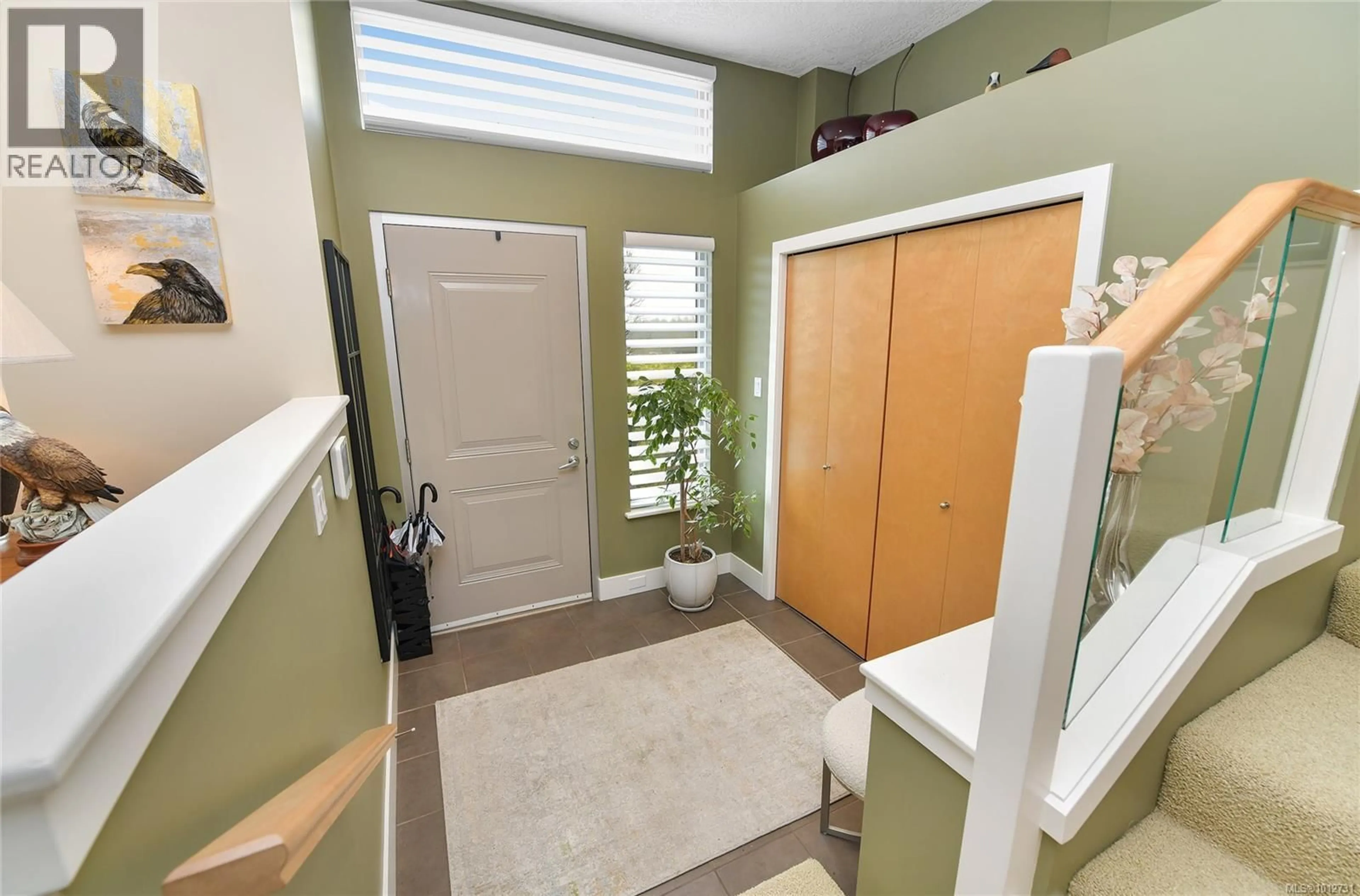 Indoor entryway for 5336 SAYWARD HILL CRESCENT, Saanich British Columbia V8Y3H8