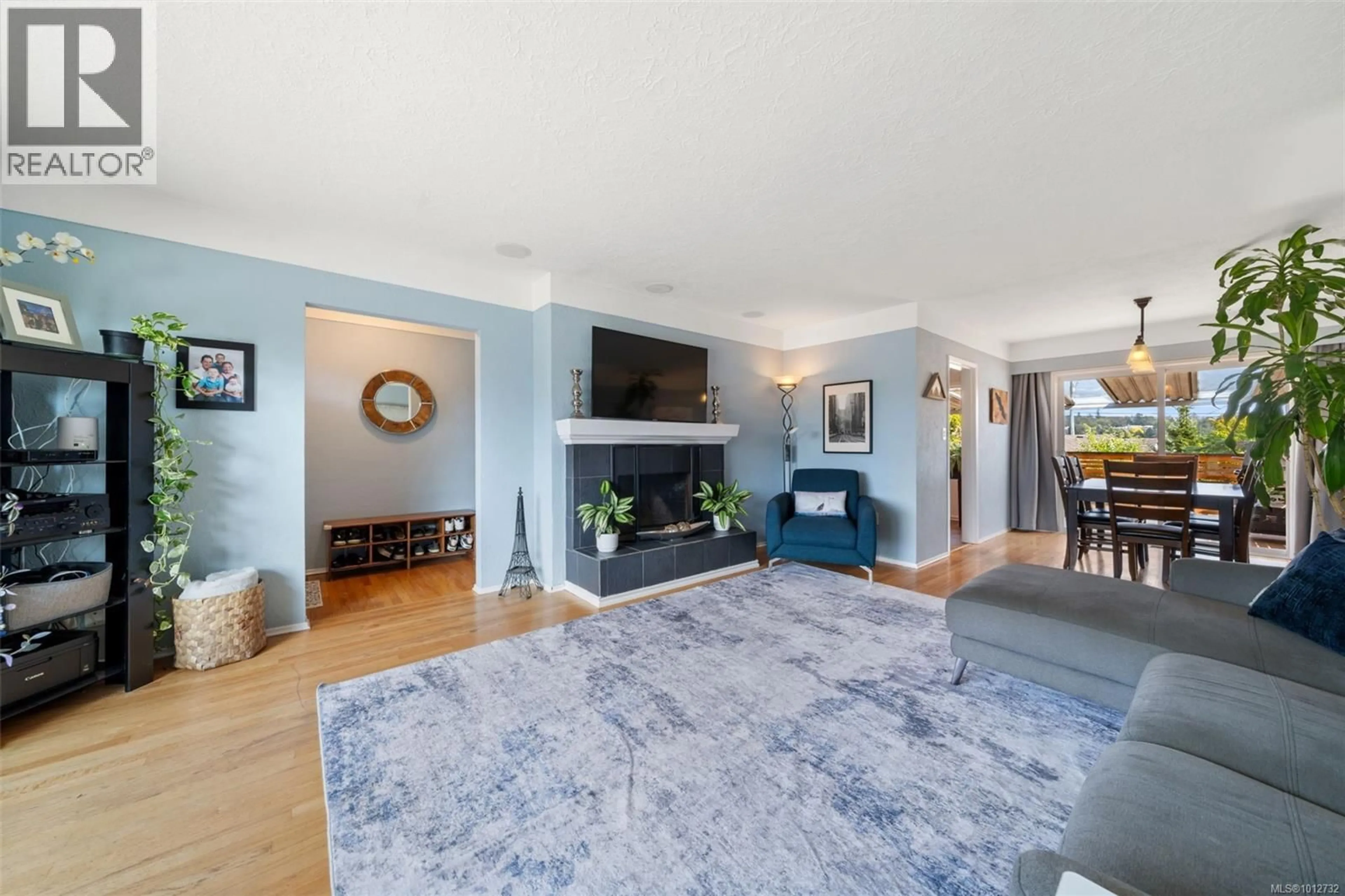 Living room with furniture, unknown for 4309 SAVOY PLACE, Saanich British Columbia V8Z5K6