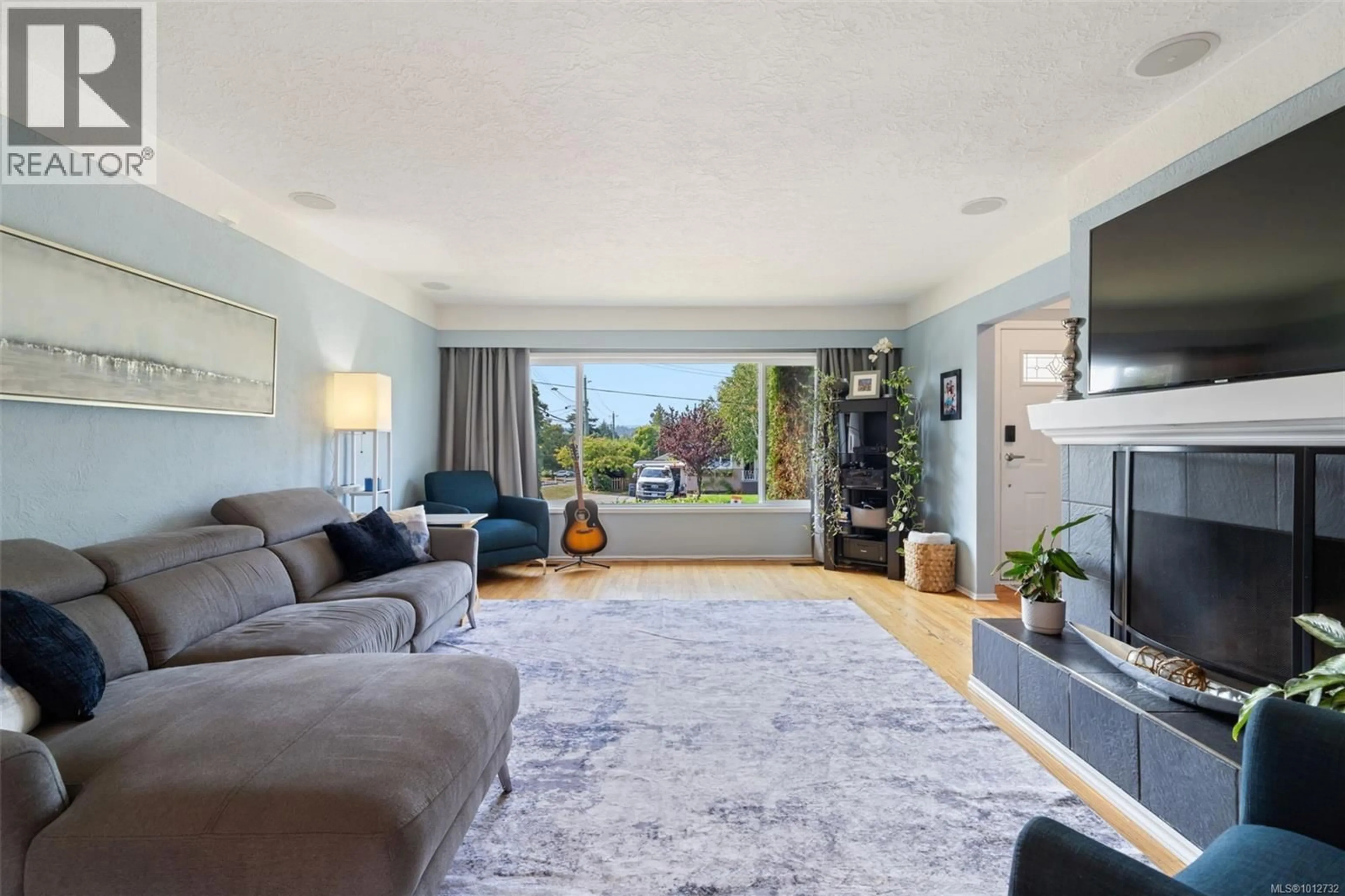 Living room with furniture, unknown for 4309 SAVOY PLACE, Saanich British Columbia V8Z5K6