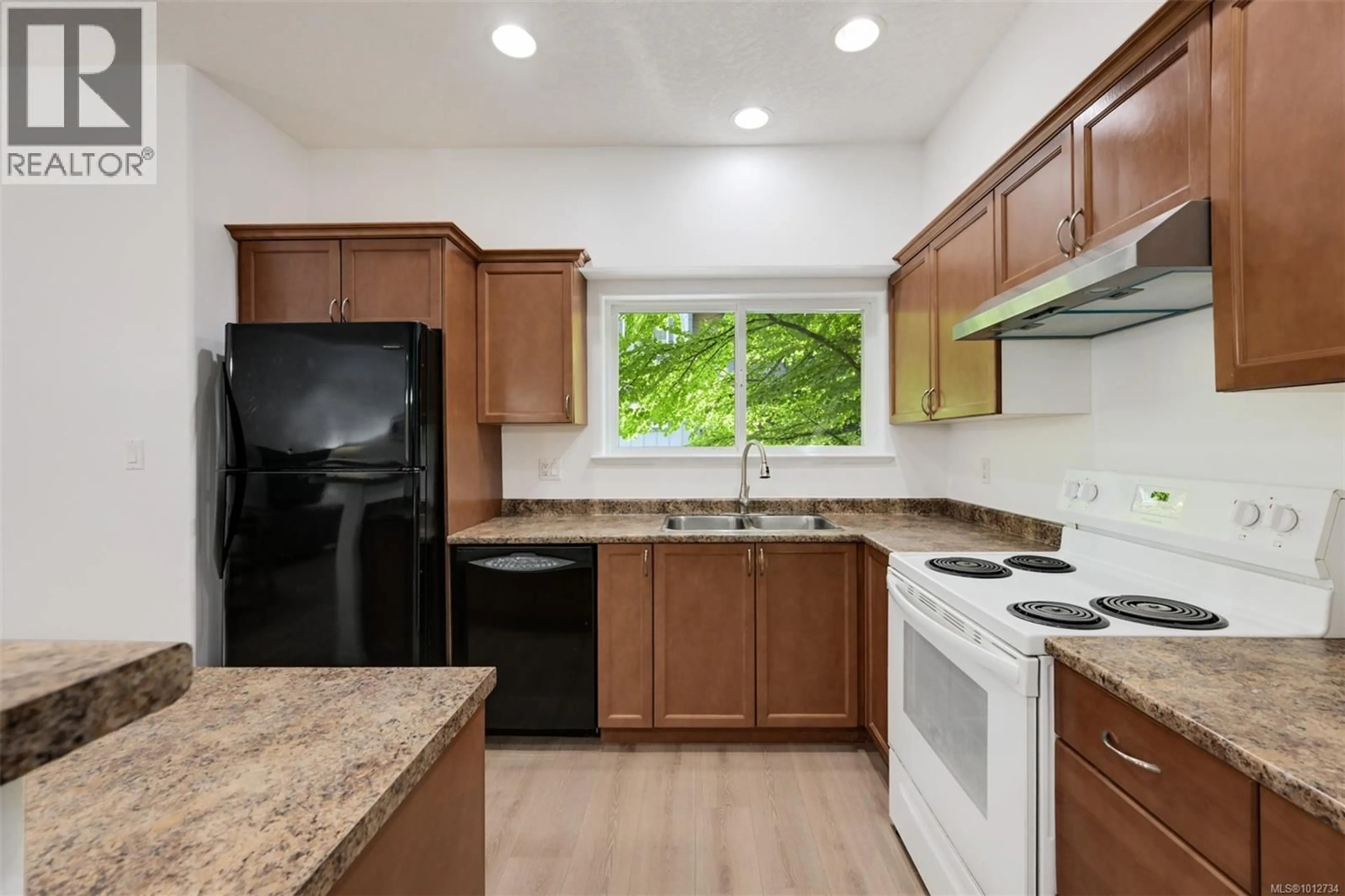 Standard kitchen, unknown for 2 - 1405 MALLEK CRESCENT, Victoria British Columbia V8T0A3