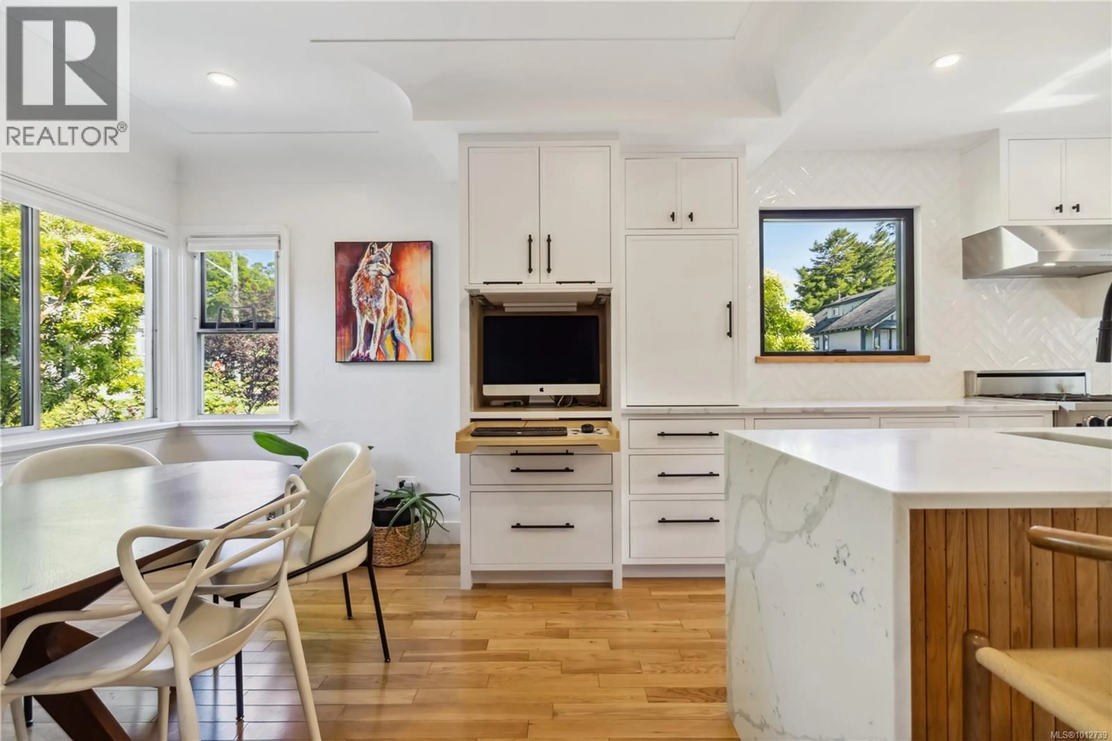 Contemporary kitchen, unknown for 325 LINDEN AVENUE, Victoria British Columbia V8V4E8