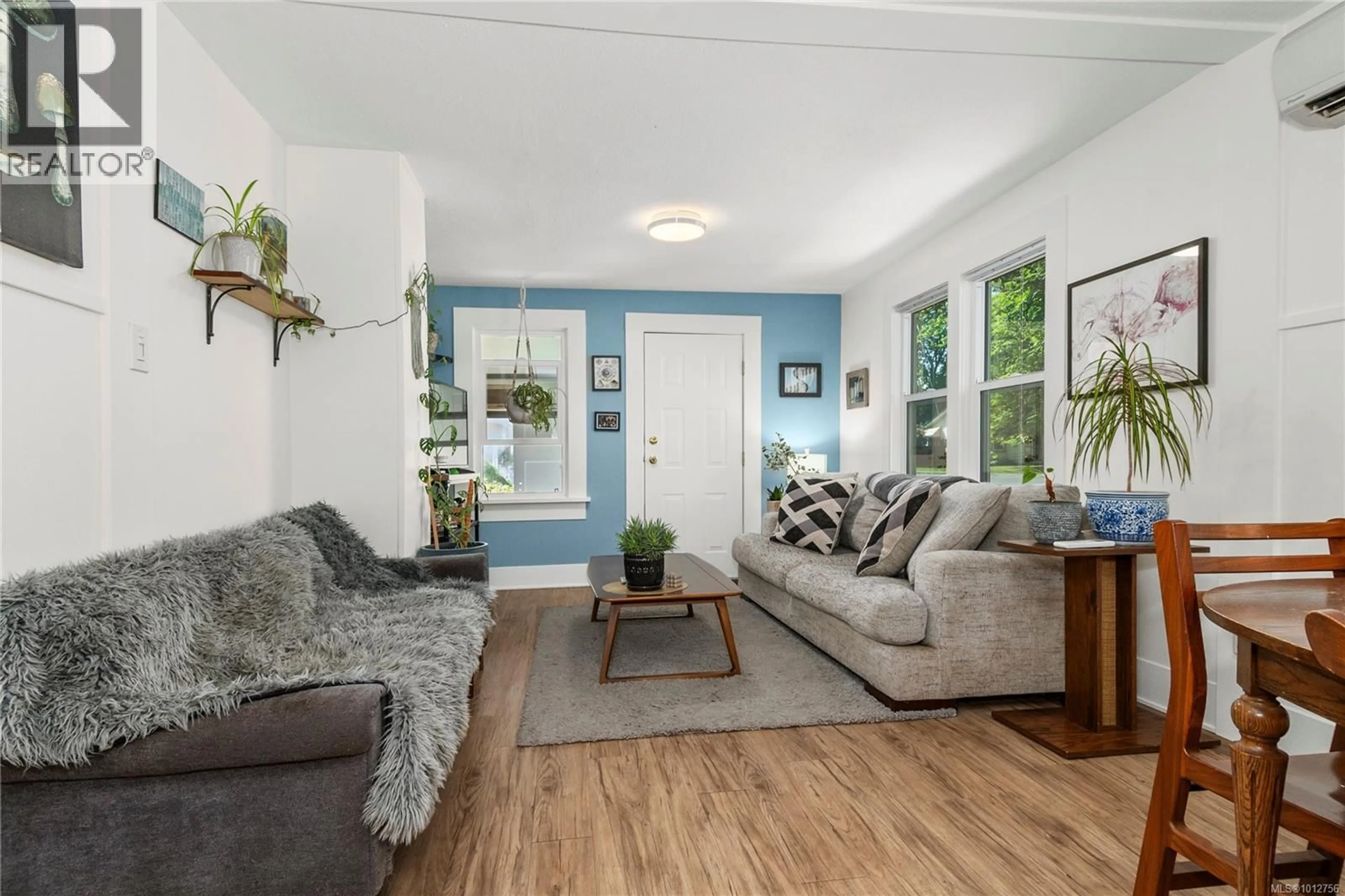 Living room with furniture, unknown for 595 11TH STREET, Courtenay British Columbia V9N1S7