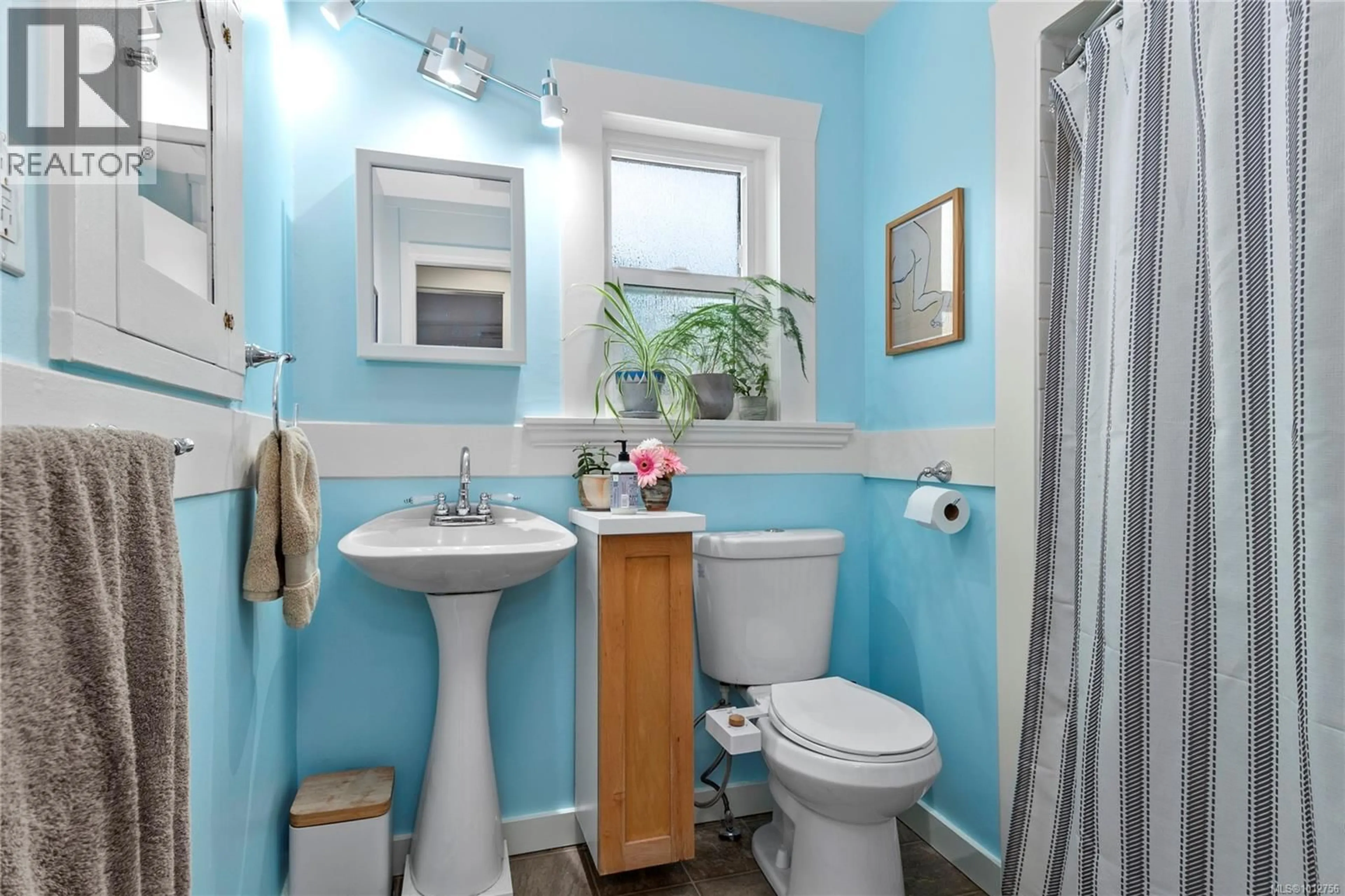 Standard bathroom, ceramic/tile floor for 595 11TH STREET, Courtenay British Columbia V9N1S7