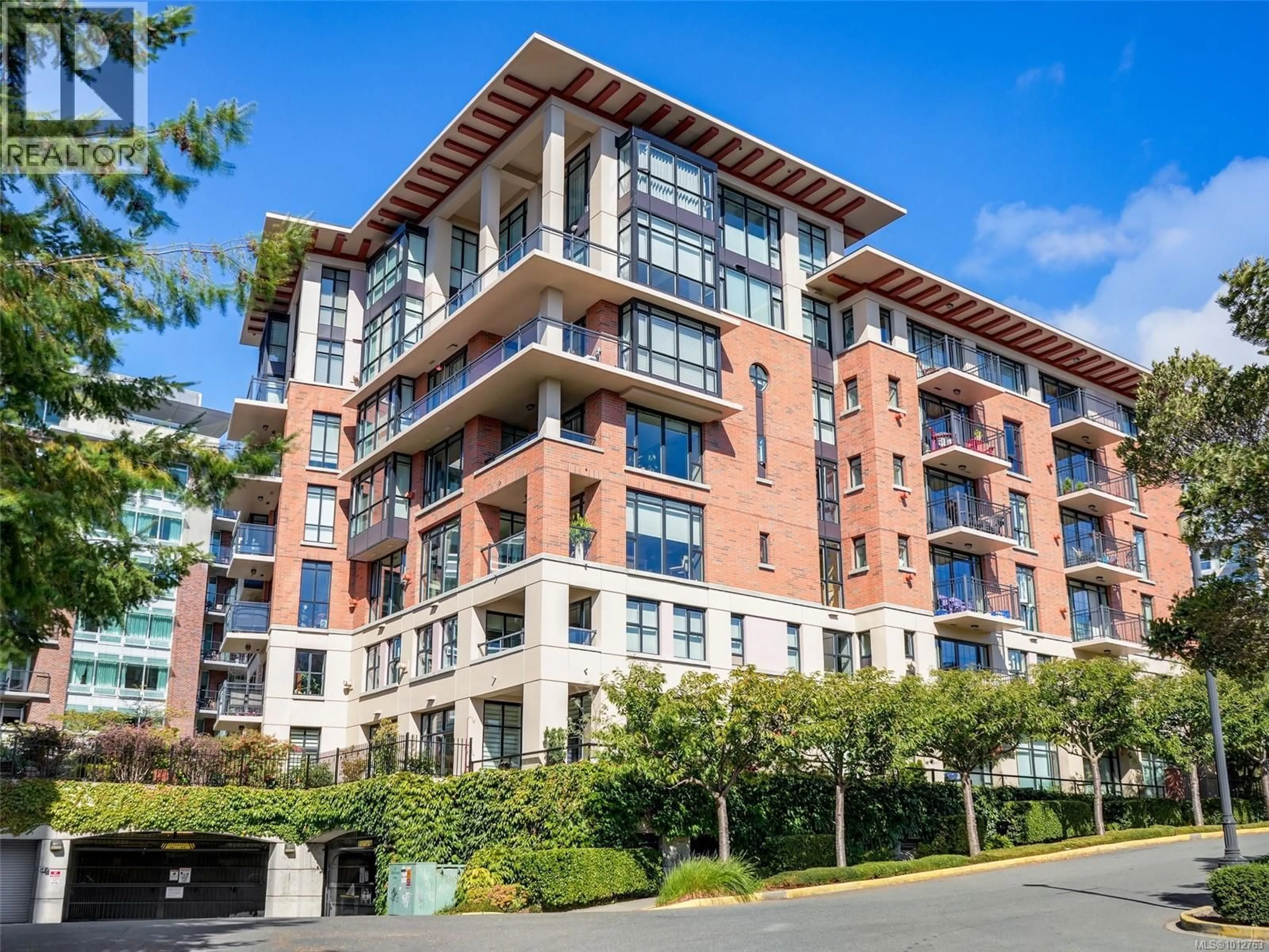 Unknown for 402 - 827 FAIRFIELD ROAD, Victoria British Columbia V8V5B2