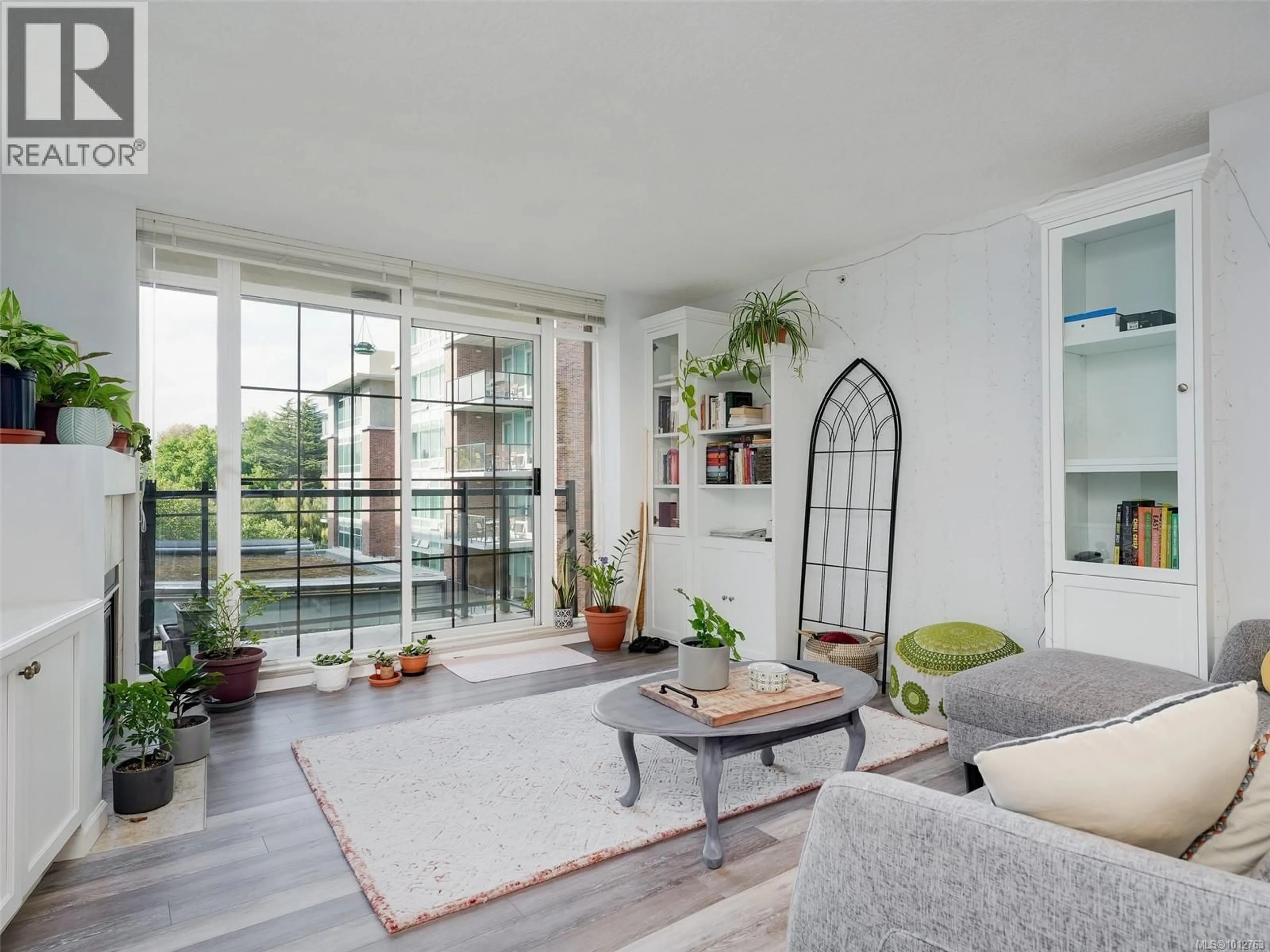 Living room with furniture, unknown for 402 - 827 FAIRFIELD ROAD, Victoria British Columbia V8V5B2