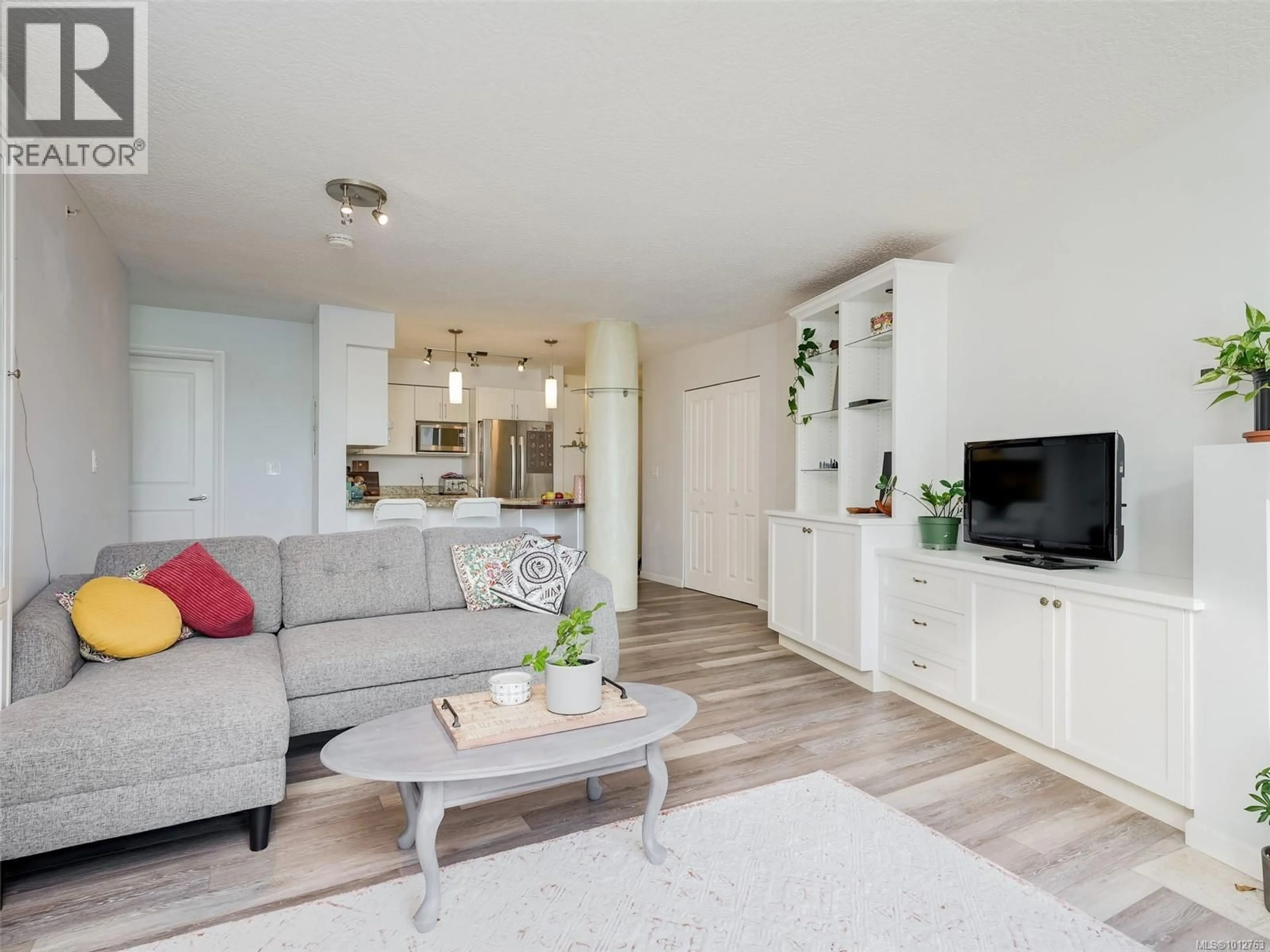 Living room with furniture, unknown for 402 - 827 FAIRFIELD ROAD, Victoria British Columbia V8V5B2