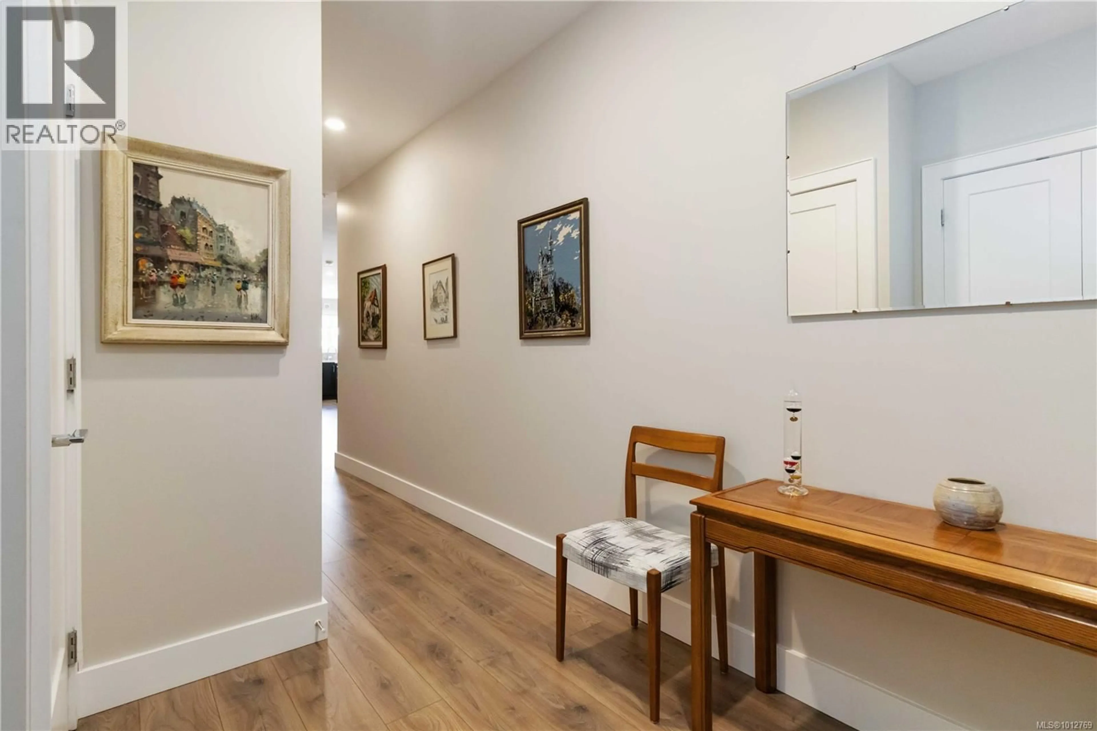 Indoor foyer for 204 - 747 TRAVINO LANE, Saanich British Columbia V8Z0E4
