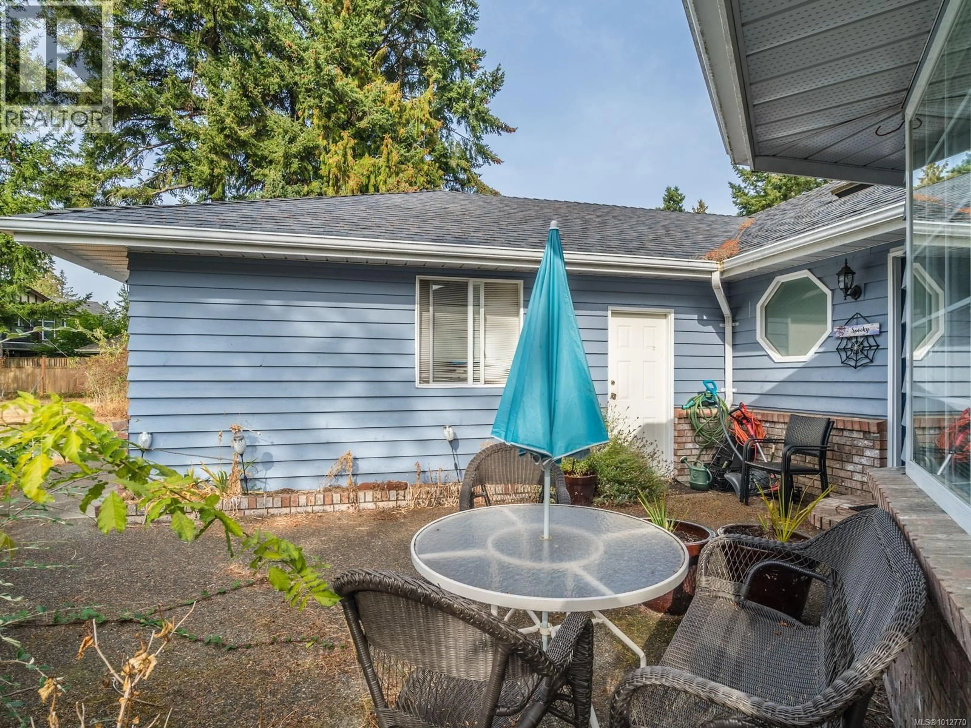Patio, street for 563 ISLAND HIGHWAY WEST, Parksville British Columbia V9P1C7