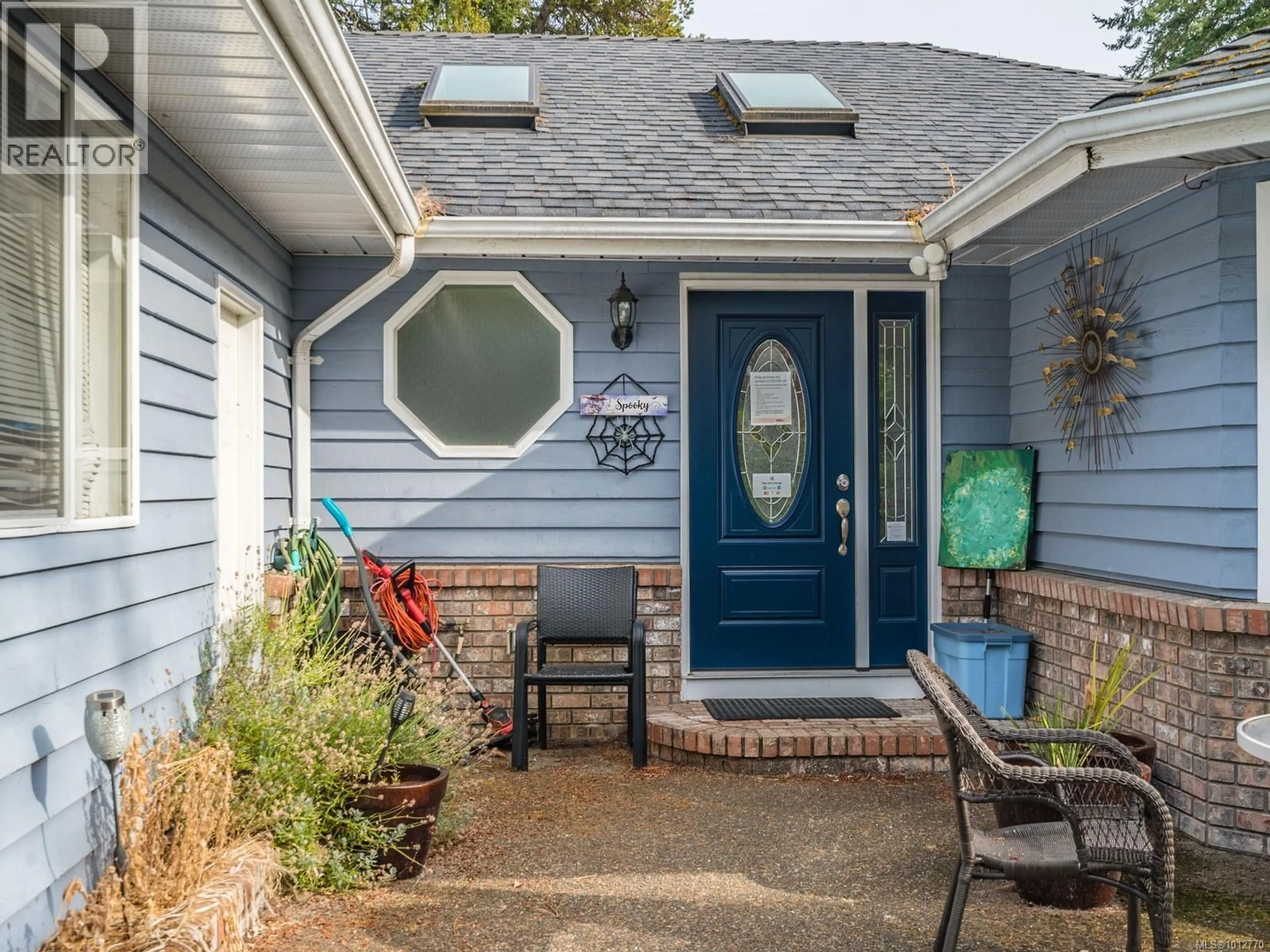Home with vinyl exterior material, street for 563 ISLAND HIGHWAY WEST, Parksville British Columbia V9P1C7