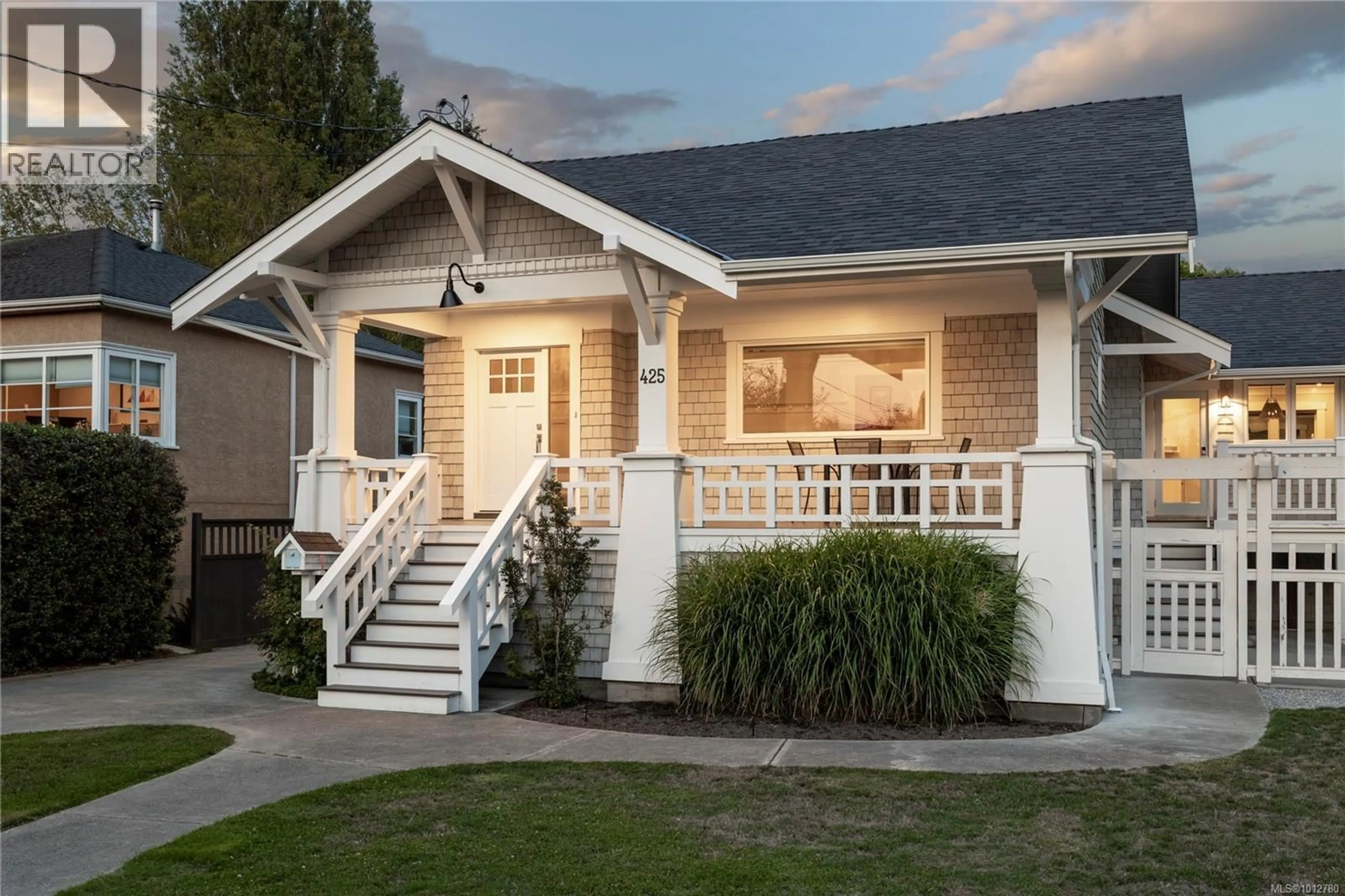 Home with vinyl exterior material, street for 425 DURBAN STREET, Victoria British Columbia V8S3K2