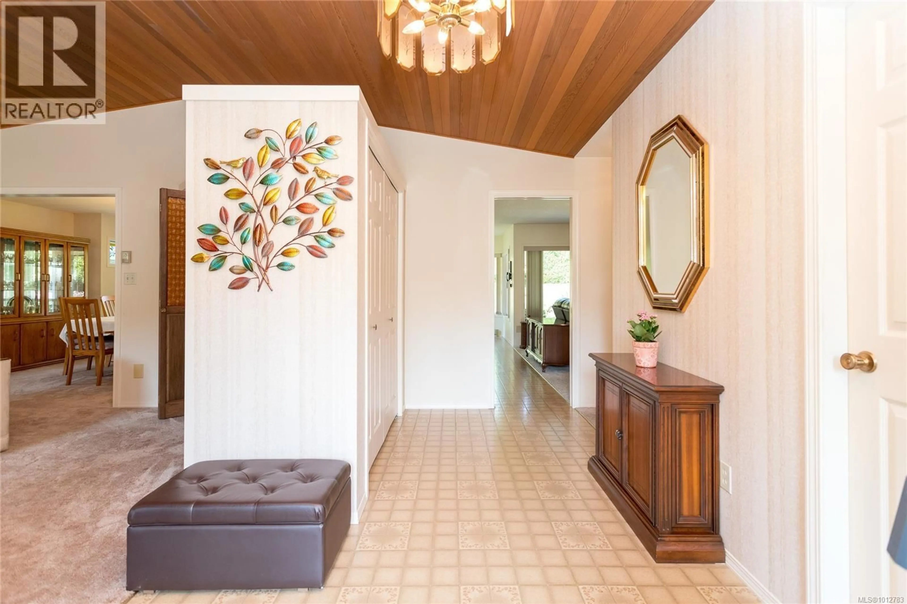 Indoor foyer for 4450 AUTUMNWOOD LANE, Saanich British Columbia V8X4V8