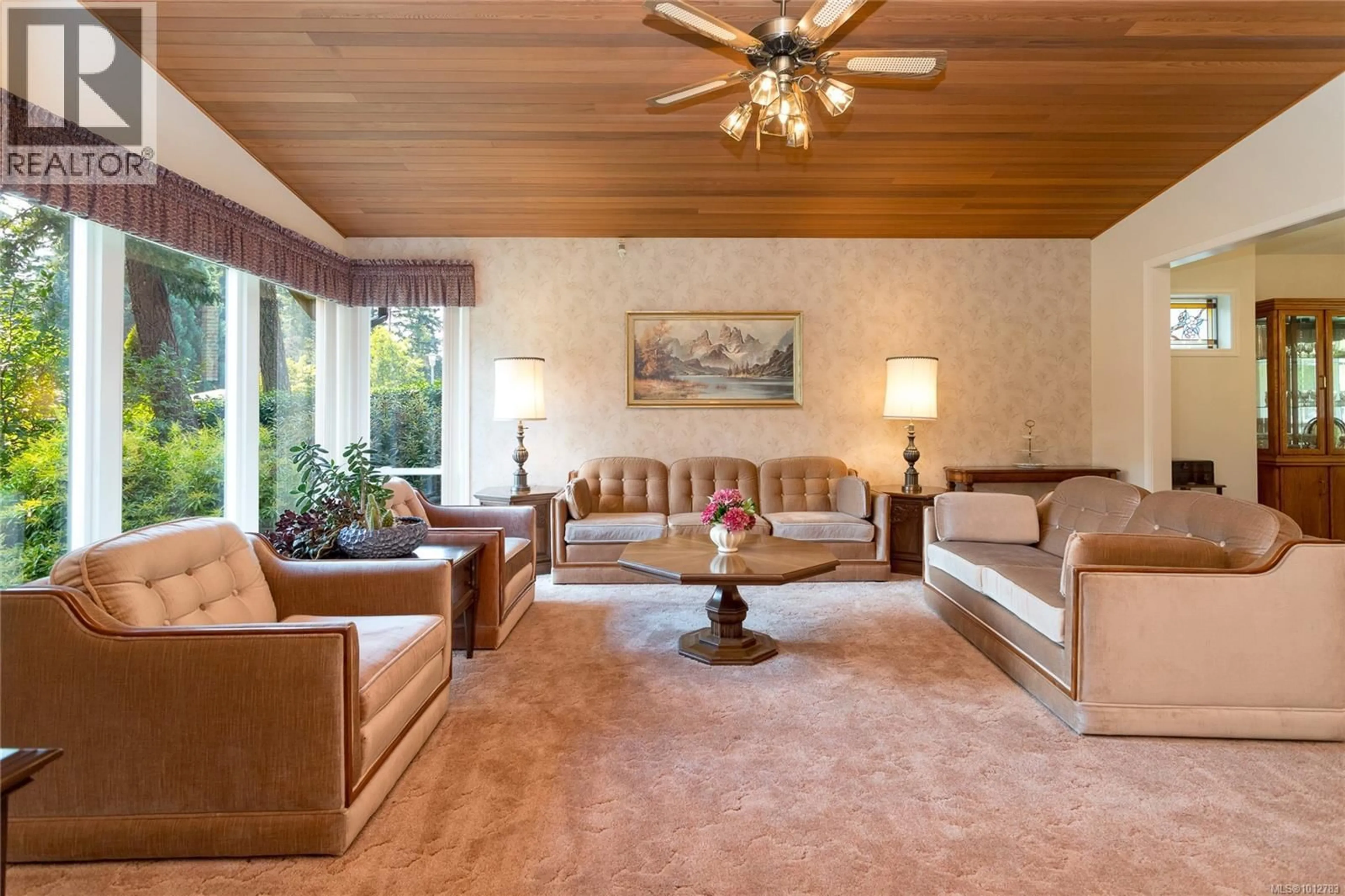 Living room with furniture, carpet floor for 4450 AUTUMNWOOD LANE, Saanich British Columbia V8X4V8
