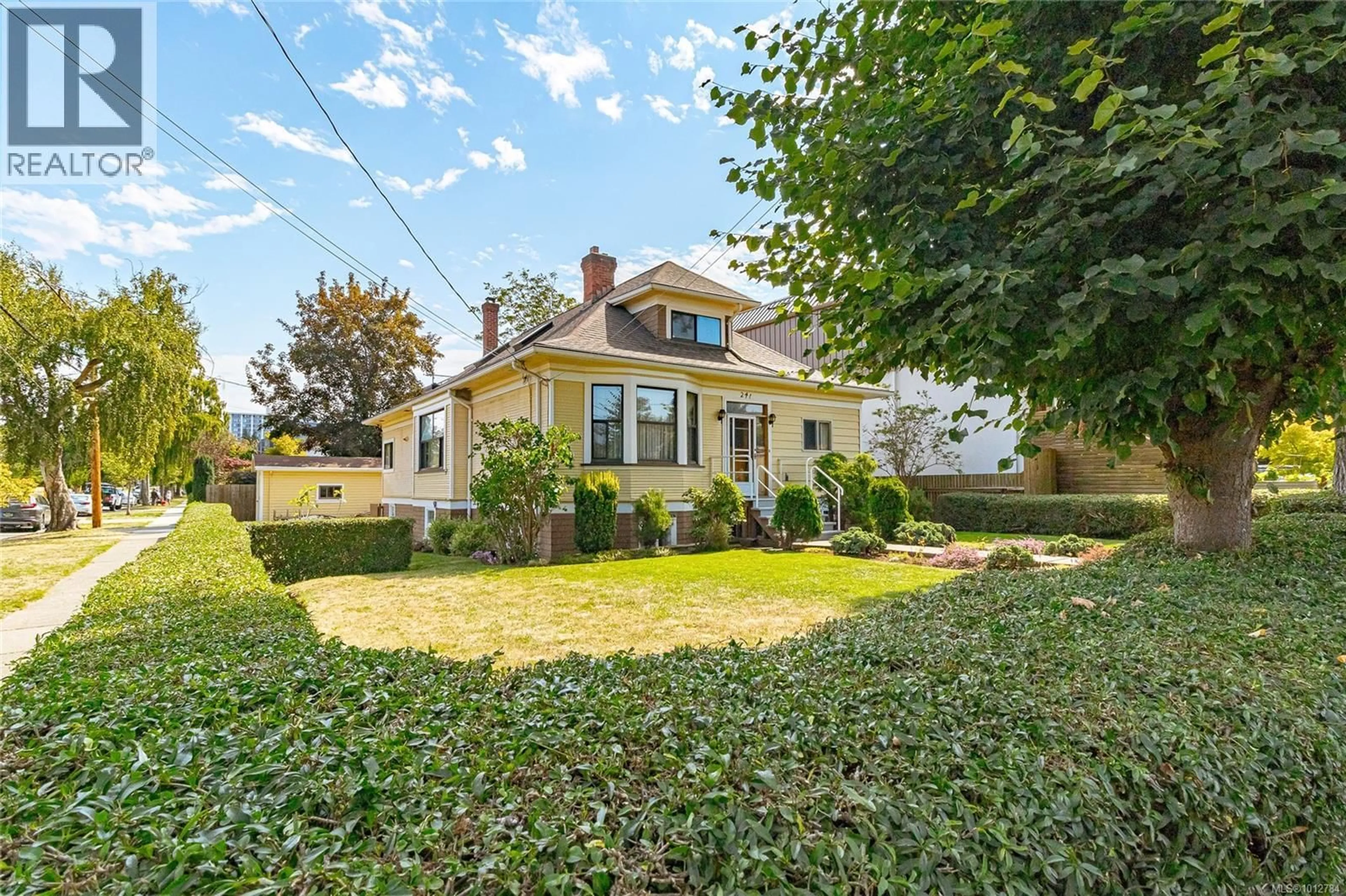 A pic from outside/outdoor area/front of a property/back of a property/a pic from drone, street for 241 MONTREAL STREET, Victoria British Columbia V8V1Z3