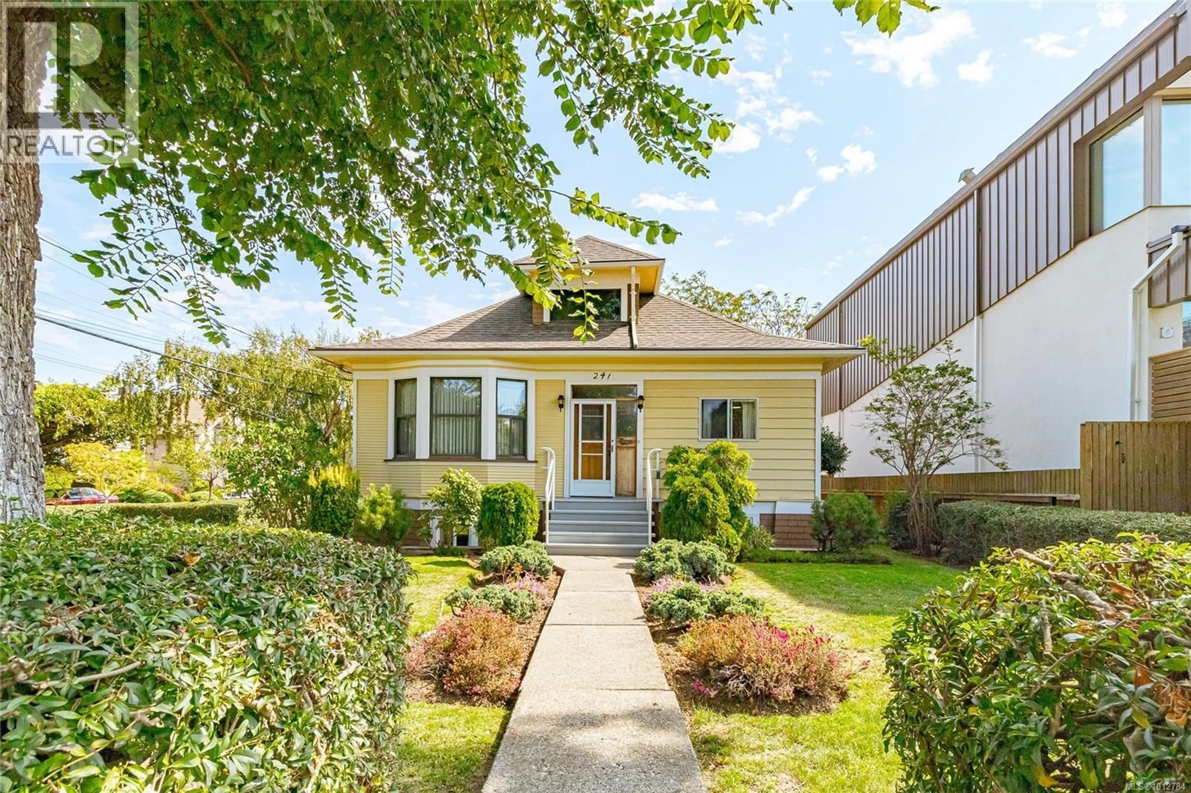 Home with vinyl exterior material, street for 241 MONTREAL STREET, Victoria British Columbia V8V1Z3