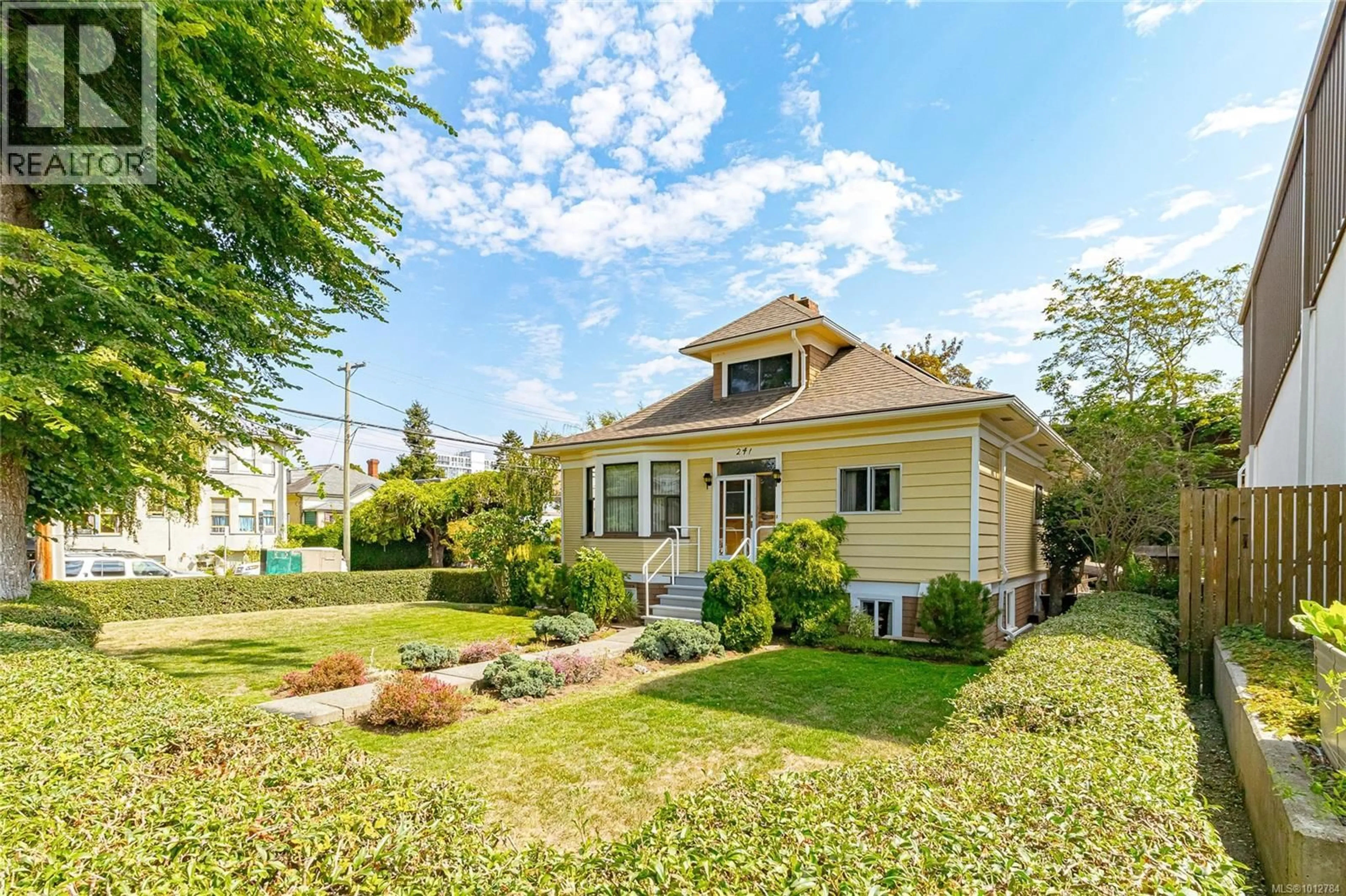 Home with vinyl exterior material, street for 241 MONTREAL STREET, Victoria British Columbia V8V1Z3
