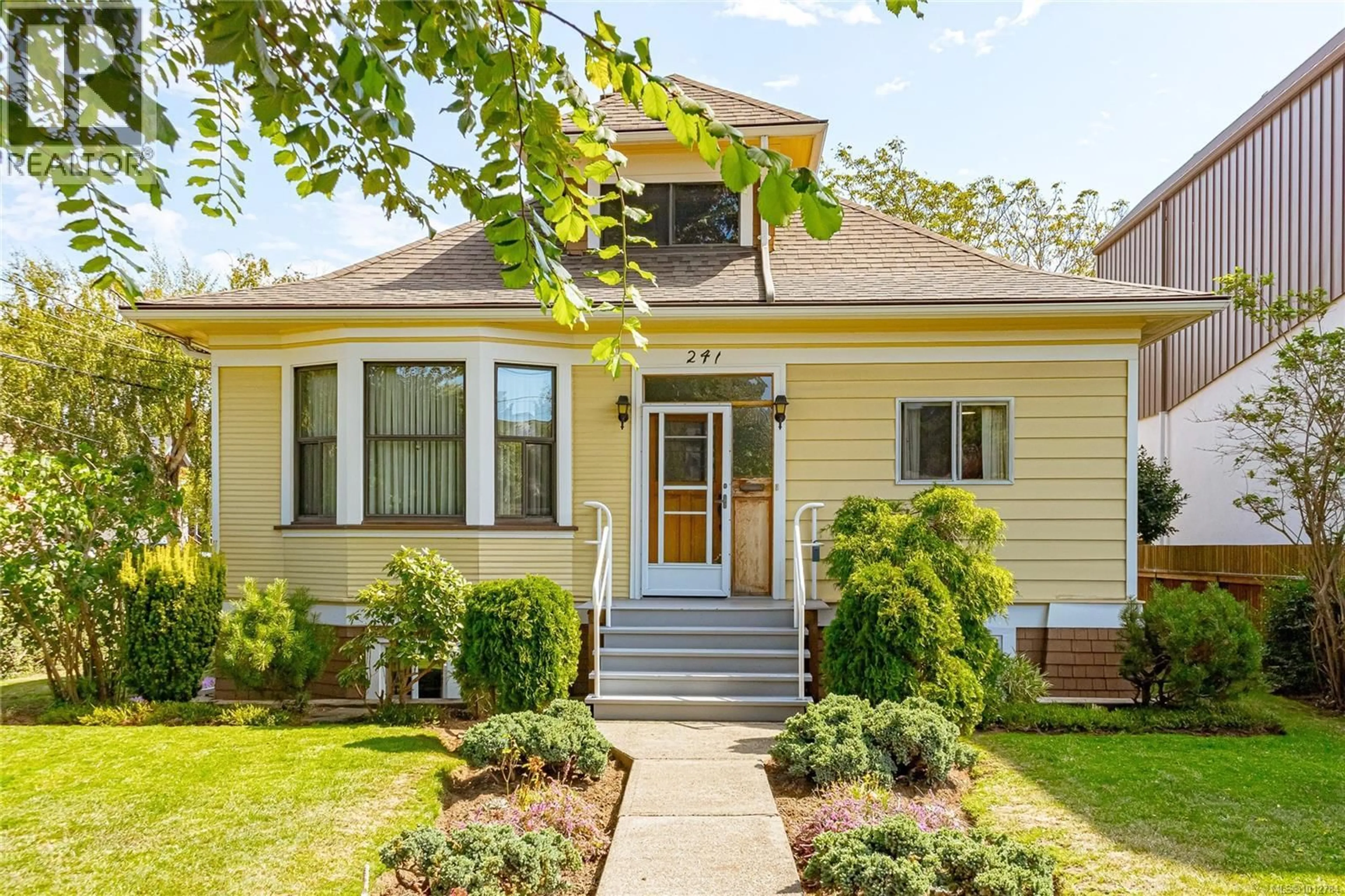 Home with vinyl exterior material, street for 241 MONTREAL STREET, Victoria British Columbia V8V1Z3